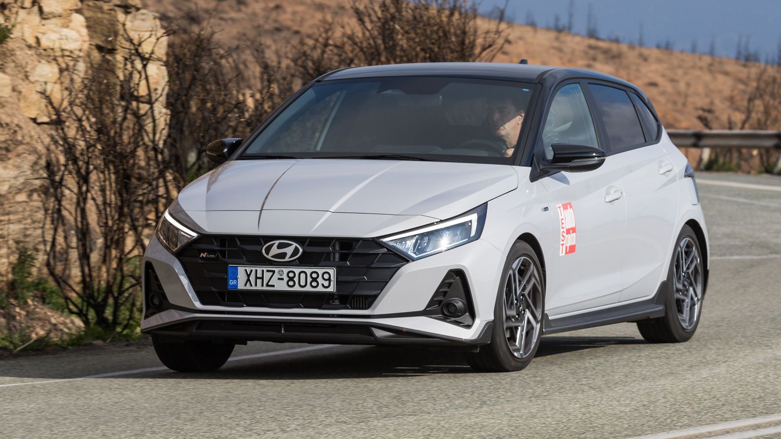 Το Hyundai i20 είναι ευχάριστο στην καθημερινότητα, με την ανάρτηση να αποσβένει ικανοποιητικά τις όποιες ανωμαλίες και το τιμόνι να έχει ελαφριά αίσθ