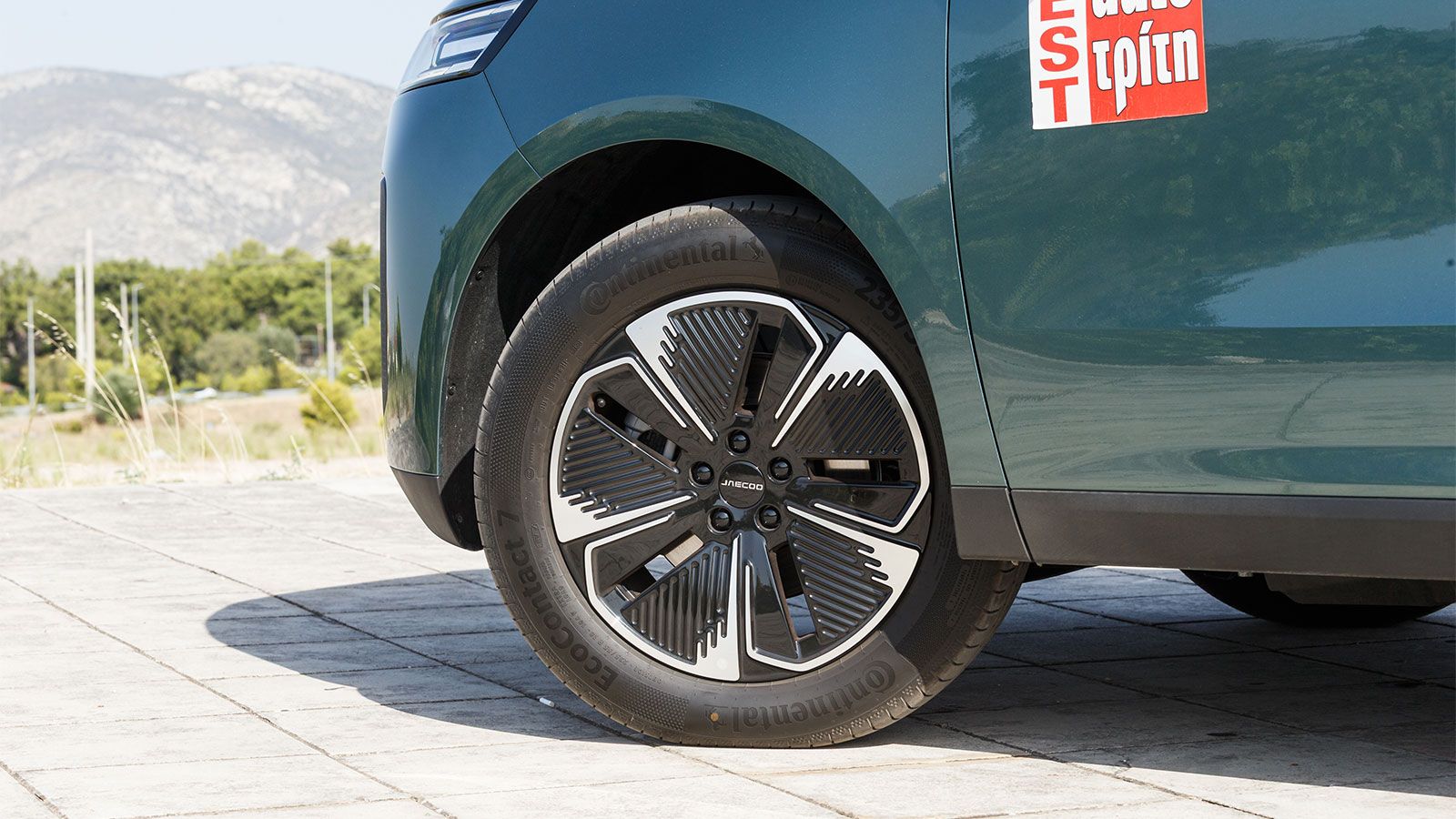 Μέσα στην πόλη η αυτονομία του Jaecoo 5 Hybrid ξεπερνά τα 1.100 χλμ. με ένα γέμισμα.
