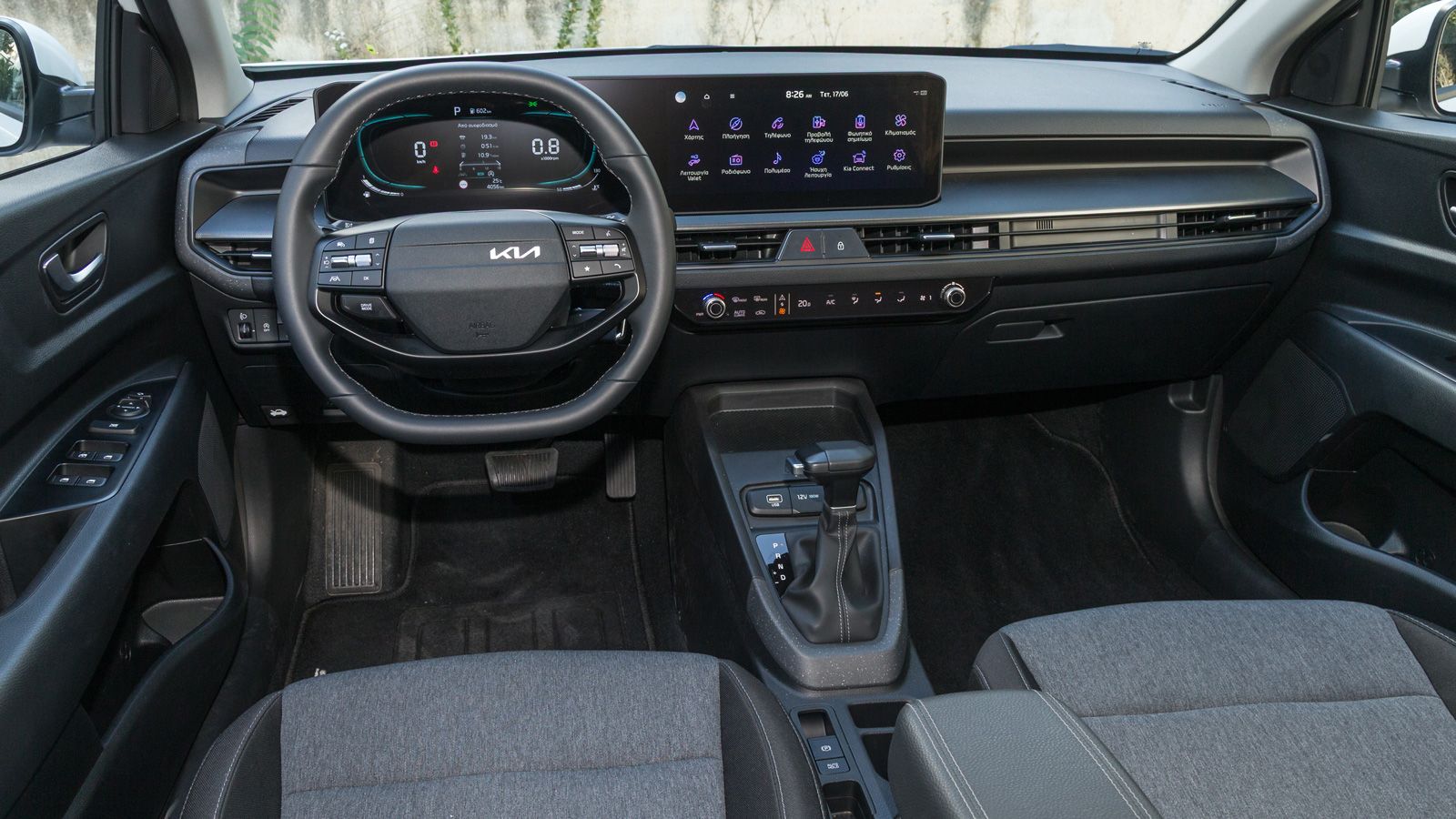 Πιο μοντέρνο και high-tech από ποτέ το εσωτερικό του Kia Stonic, με το ψηφιακό cockpit να βγάζει μάτι στο ολοκαίνουργιο ταμπλό. 