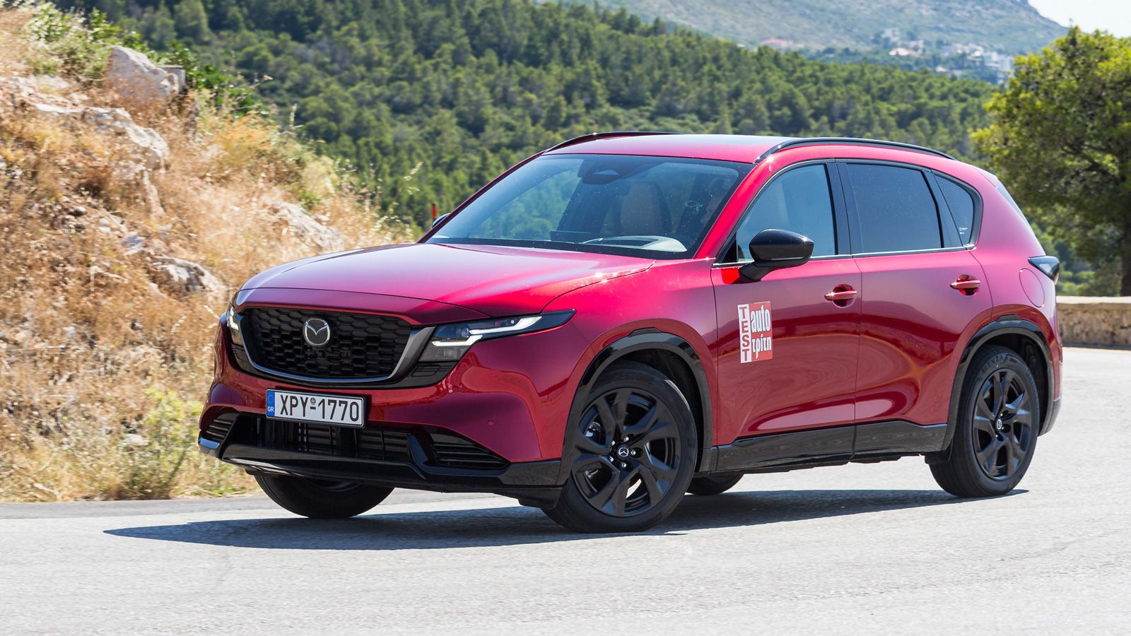 Tο τιμόνι του νέου Mazda CX-5 έχει ακρίβεια και σωστή πληροφόρηση, ενώ το αυτοκίνητο ακολουθεί πρόθυμα τις εντολές του οδηγού. Η τετρακίνηση προσφέρει