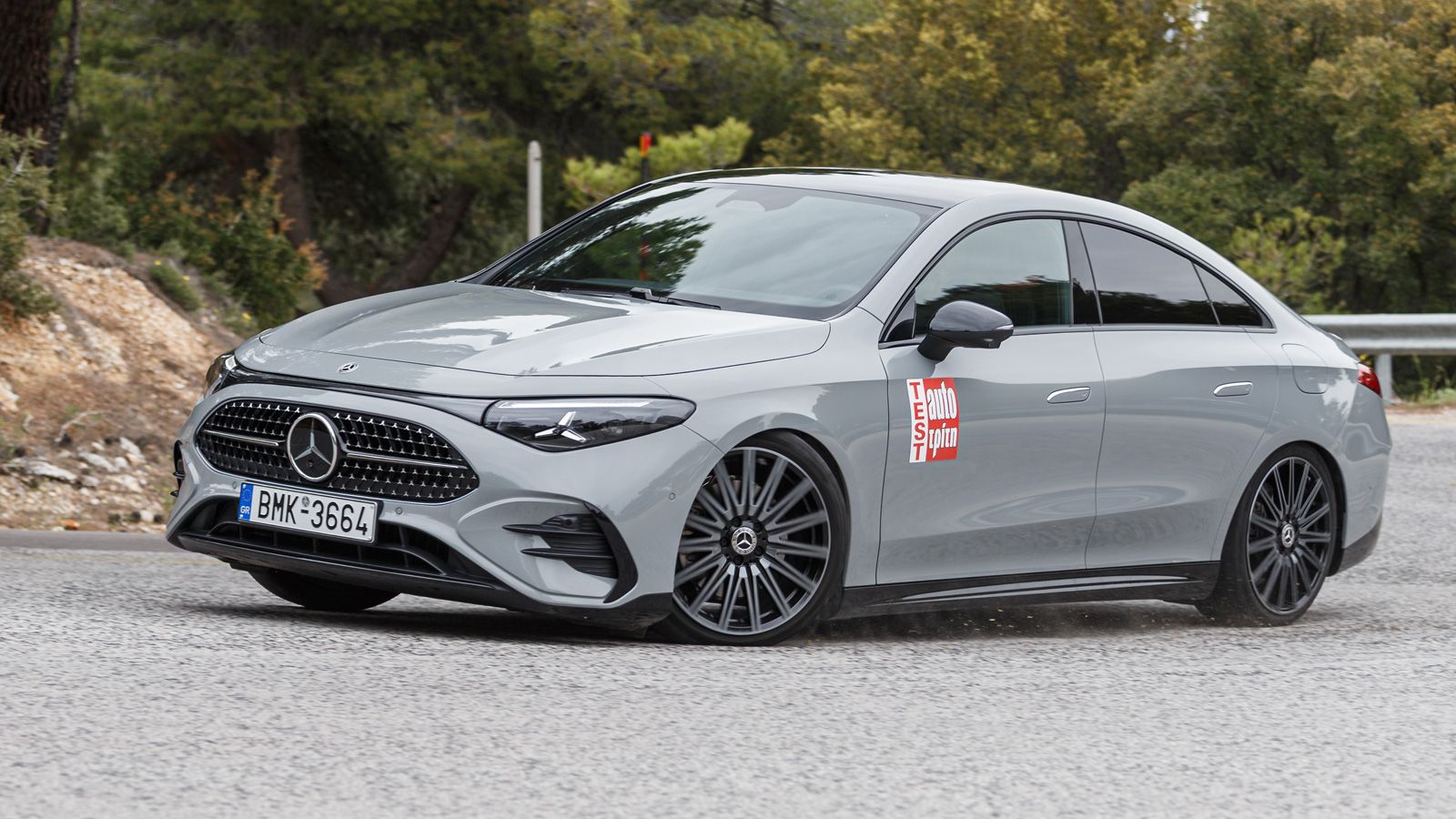 Σε γενικές γραμμές, η CLA 200 Hybrid δείχνει φτιαγμένη για άνετη, premium καθημερινότητα, όχι για έντονες οδηγικές εξάρσεις, χωρίς αυτό να σημαίνει πω