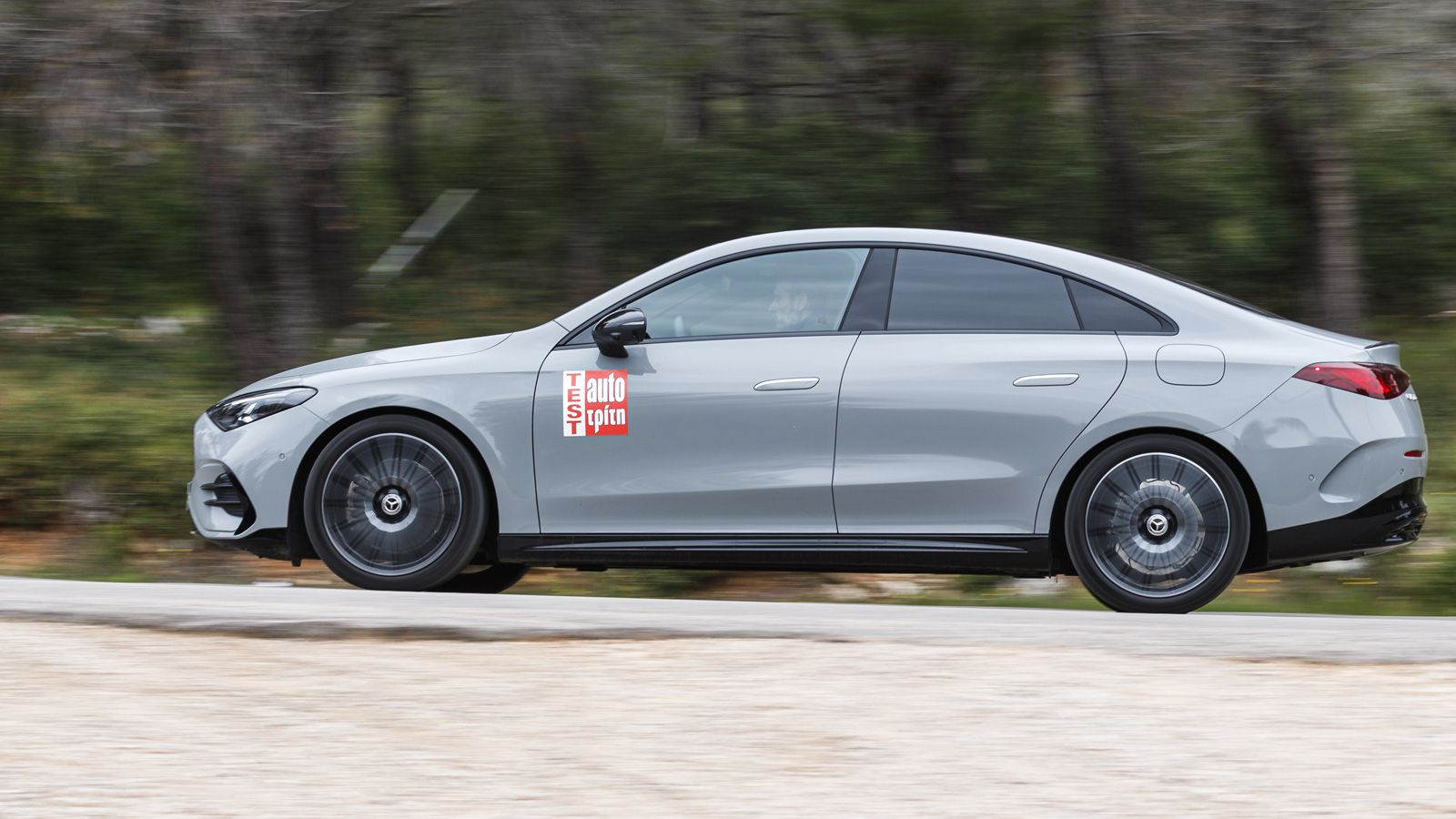 Κάτω από το καπό της Mercedes-Benz CLA 200 Hybrid υπάρχει ένα εξελιγμένο σύνολο που όμοιό του δεν υπάρχει μεταξύ άλλων ήπια υβριδικών μοντέλων. Η συνδ