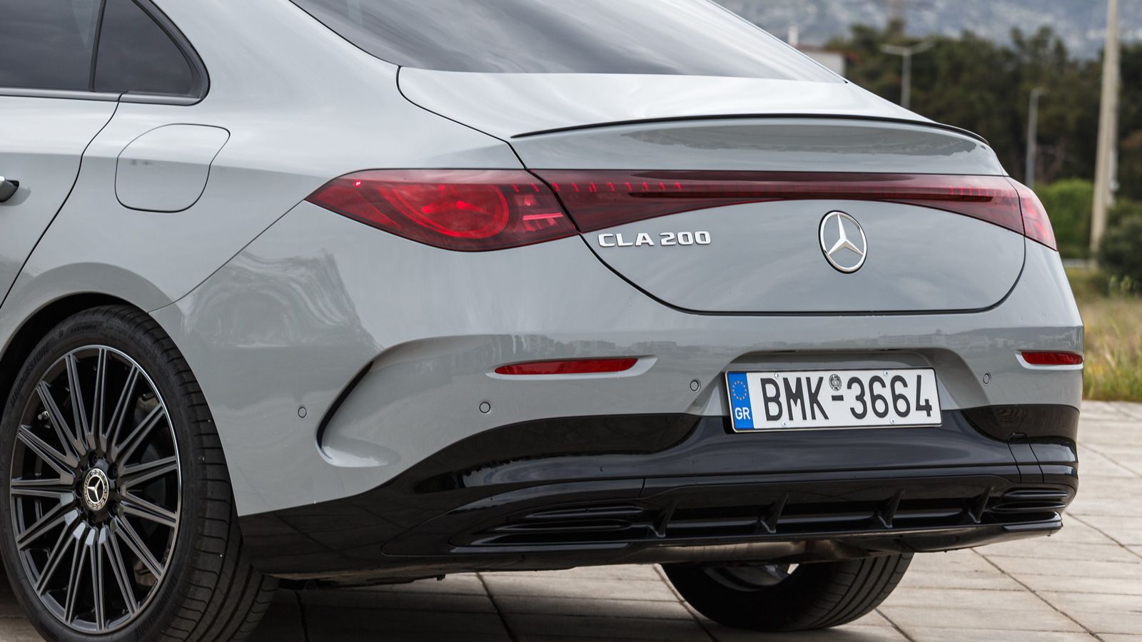 Ακόμα και τα 225/40 R19 ελαστικά του μοντέλου δοκιμής, οι τροχοί υποδέχονται με ευγένεια και «λιμουζινέ» αίσθηση τις κακοτεχνίες και τις λακούβες, χωρ