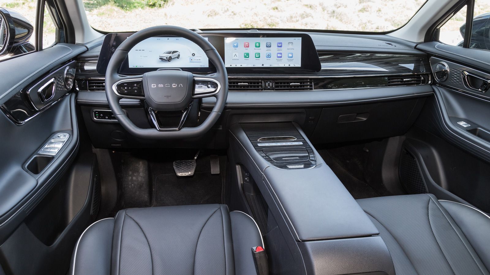 Στο εσωτερικό του Omoda 5 EV, τα πλαστικά έχουν ευχάριστη υφή, κυρίως όμως είναι προσεκτικά φινιρισμένα και γεροδεμένα με το σύνολο να πείθει.