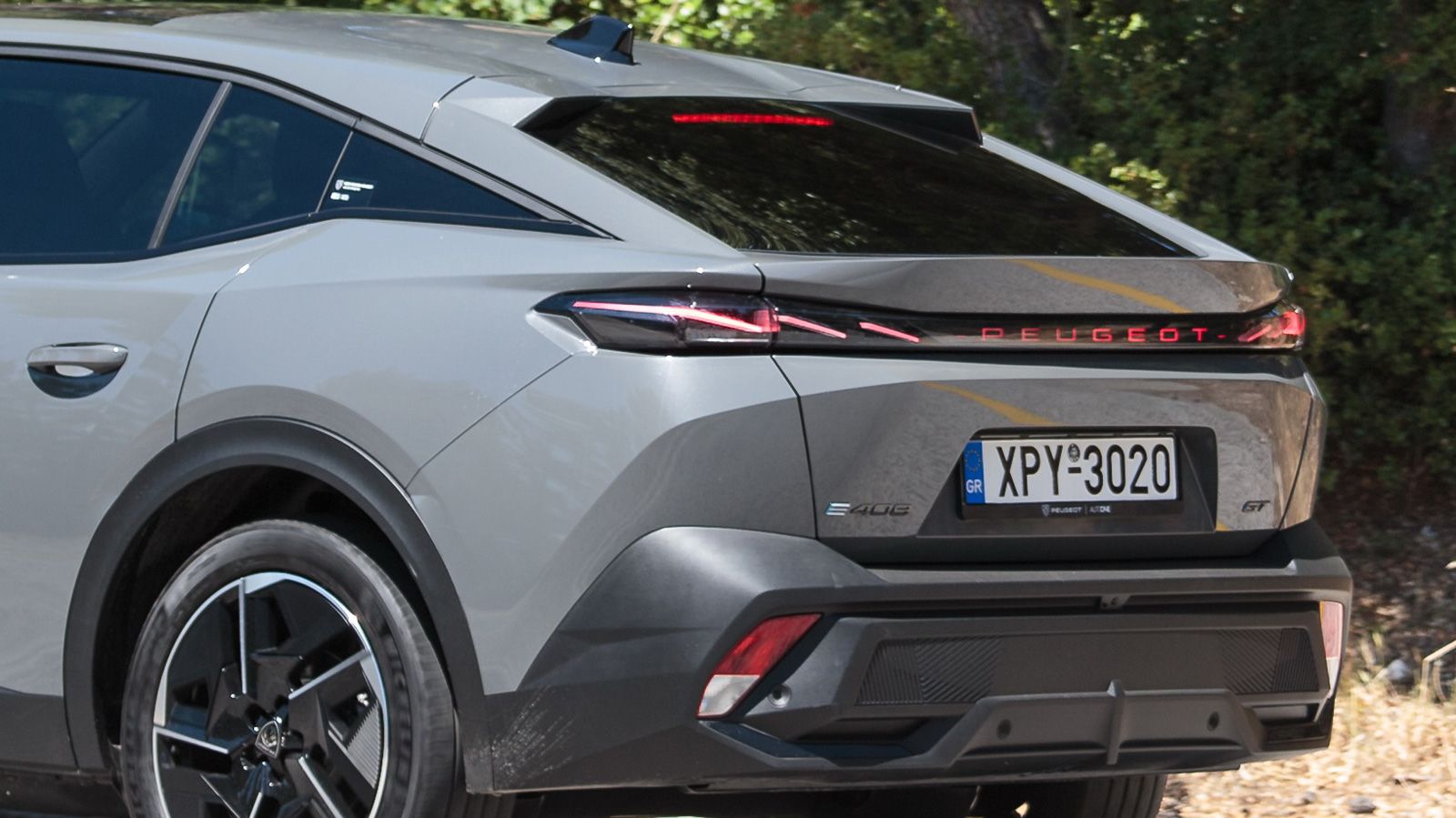 Εντυπωσιακό design για το Peugeot e-408, που τονίστηκε με τη νέα φωτεινή υπογραφή της μάρκας και τα φωτιζόμενο λογότυπα εμπρός και πίσω.
