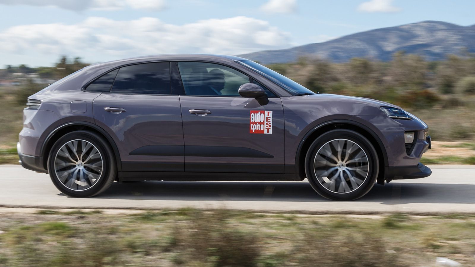 Παρά τον SUV χαρακτήρα της, η Macan 4 δεν κρύβει τις σπορ καταβολές της. Το τιμόνι ξεχωρίζει για την αίσθηση και την ακρίβεια που προσφέρει.