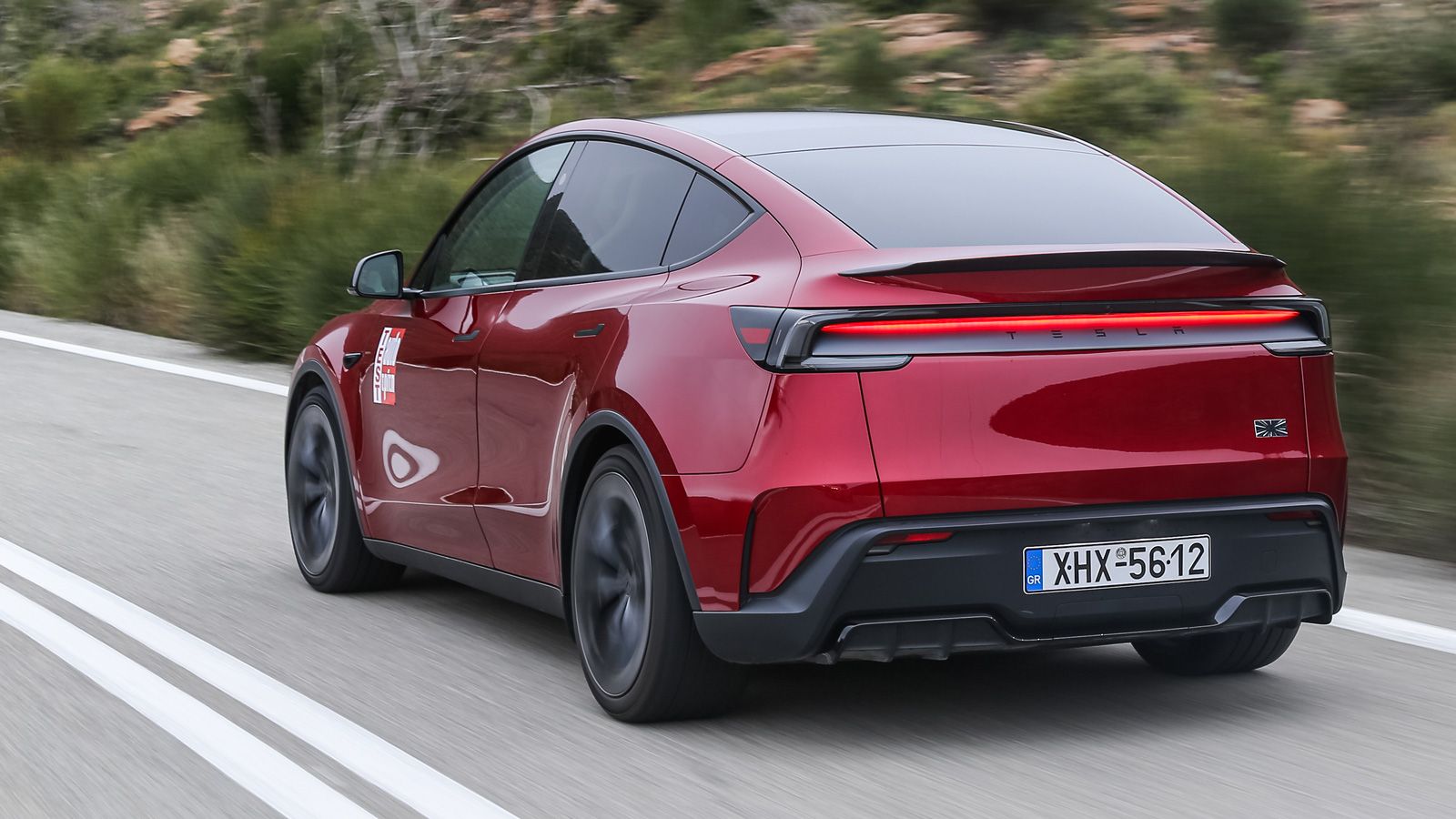 Το ανανεωμένο Tesla Model Y Performance διακρίνεται για τον πολιτισμένο του χαρακτήρα, με την σφιχτή, αλλά ποιοτική σε λειτουργία ανάρτηση να απορροφά