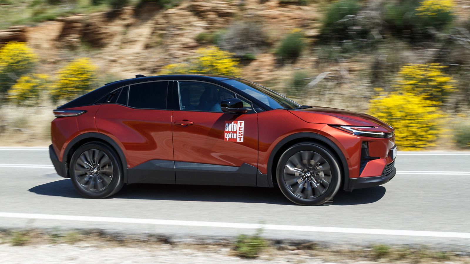 Οι σπορ επιδόσεις του τετρακίνητου Toyota C-HR+ (0-100 σε 5 δλ.) συνδυάζονται με αγχολυτική πραγματική αυτονομία, η οποία  χάρη στη συγκρατημένη καταν