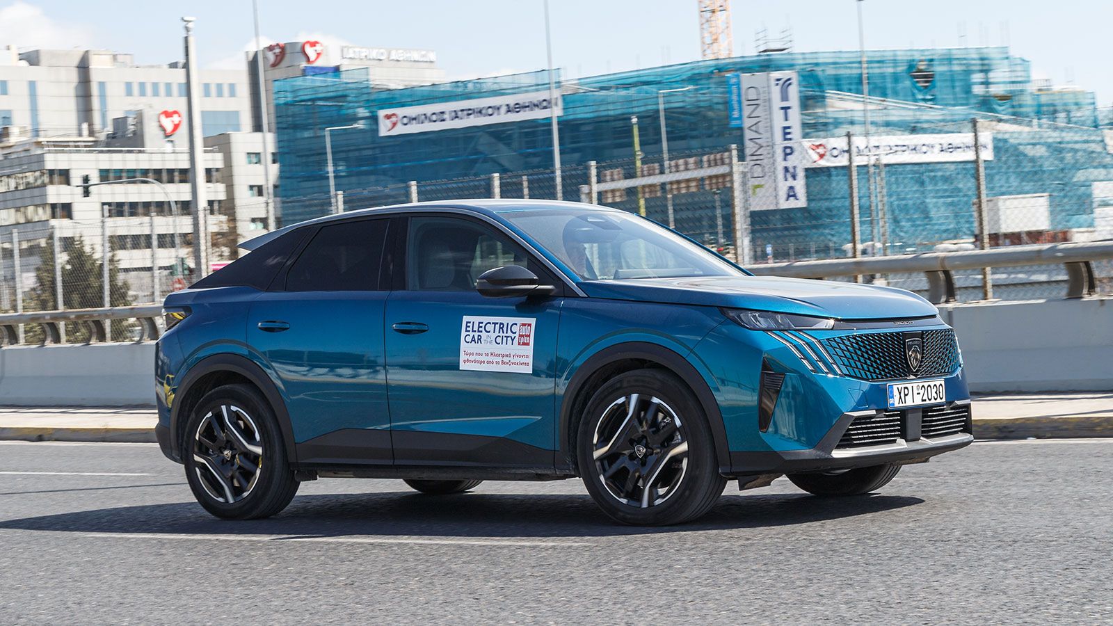 Το Peugeot 3008 καταφέρνει να κρύβει τον όγκο του χάρη στον μικρό κύκλο στροφής που του χαρίζει ευελιξία στα στενά της πόλης.