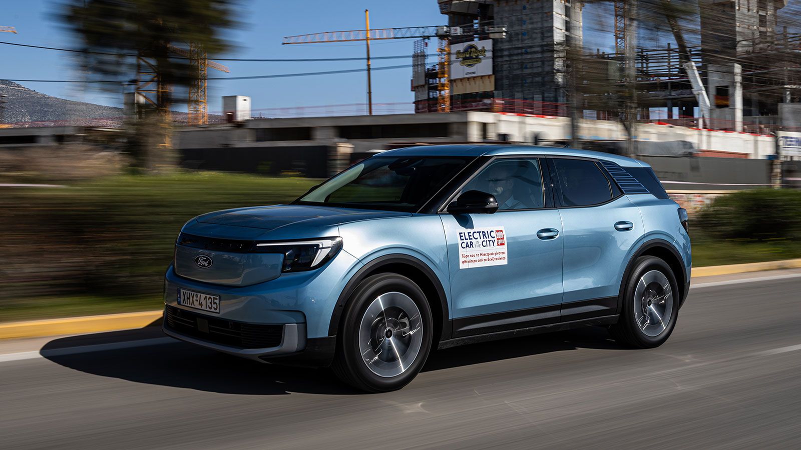 Το Ford Explorer θέλει φόρτιση κάθε 17 ημέρες, εκμεταλλευόμενο την υψηλή αποδοτικότητα και τη χωρητικότητα της μπαταρίας του. 