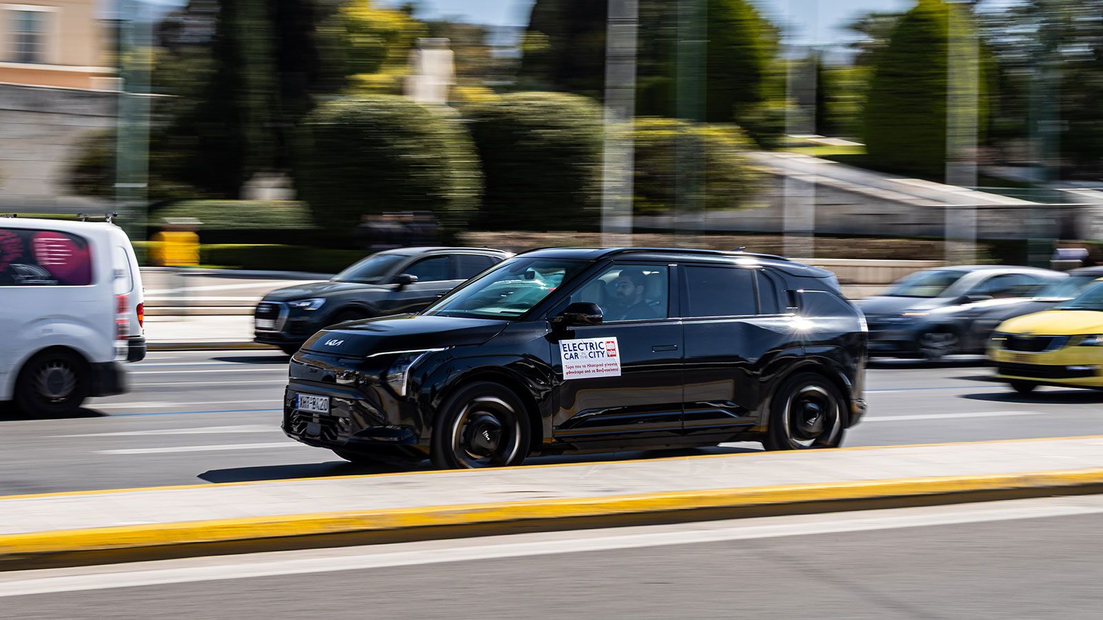 Το Kia EV3 ξεχωρίζει χάρη στη μεγάλη μπαταρία των 81,4 kWh, η οποία προσφέρει υψηλή αυτονομία και μειώνει τη συχνότητα φόρτισης. 