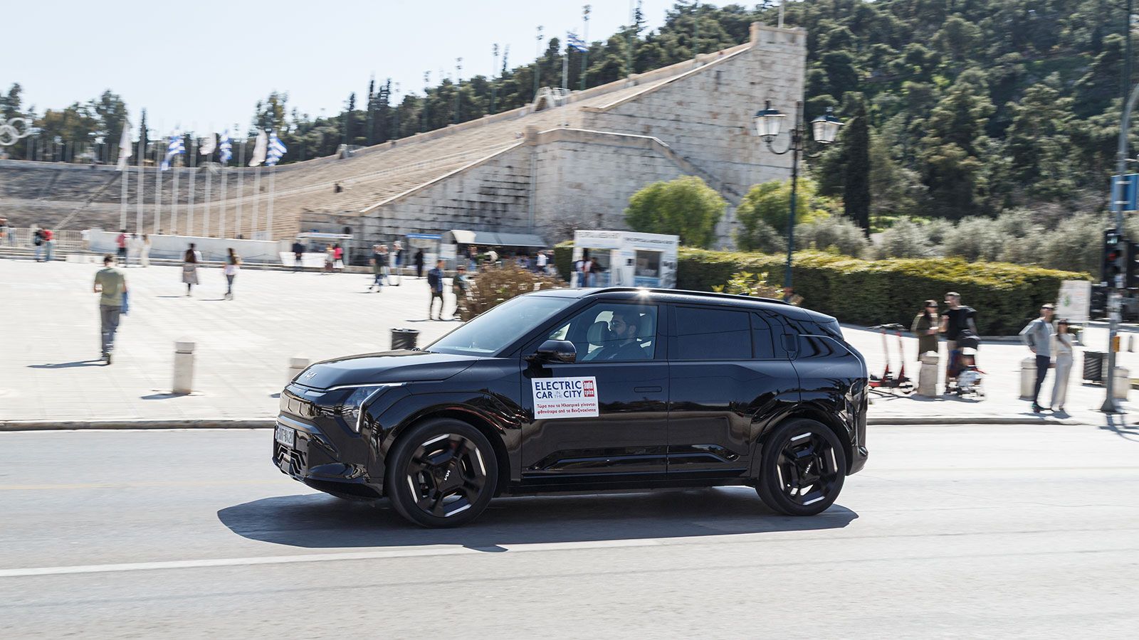 Το Kia EV3 Long Range πετυχαίνει πολύ καλές τιμές κατανάλωσης 15,3 kWh/100 χλμ. και προσφέρει αυτονομία έως 500 χλμ., εξαλείφοντας το Range Anxiety πο