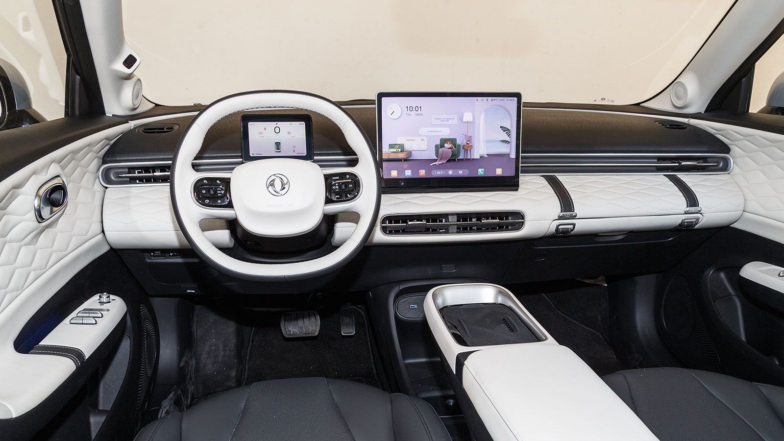  Το εσωτερικό του Dongfeng Box είναι ευχάριστο με ανοιχτόχρωμες επενδύσεις και πολύ καλή ποιότητα κατασκευής με επενδύσεις από συνθετικό δέρμα. Ξεχωρί