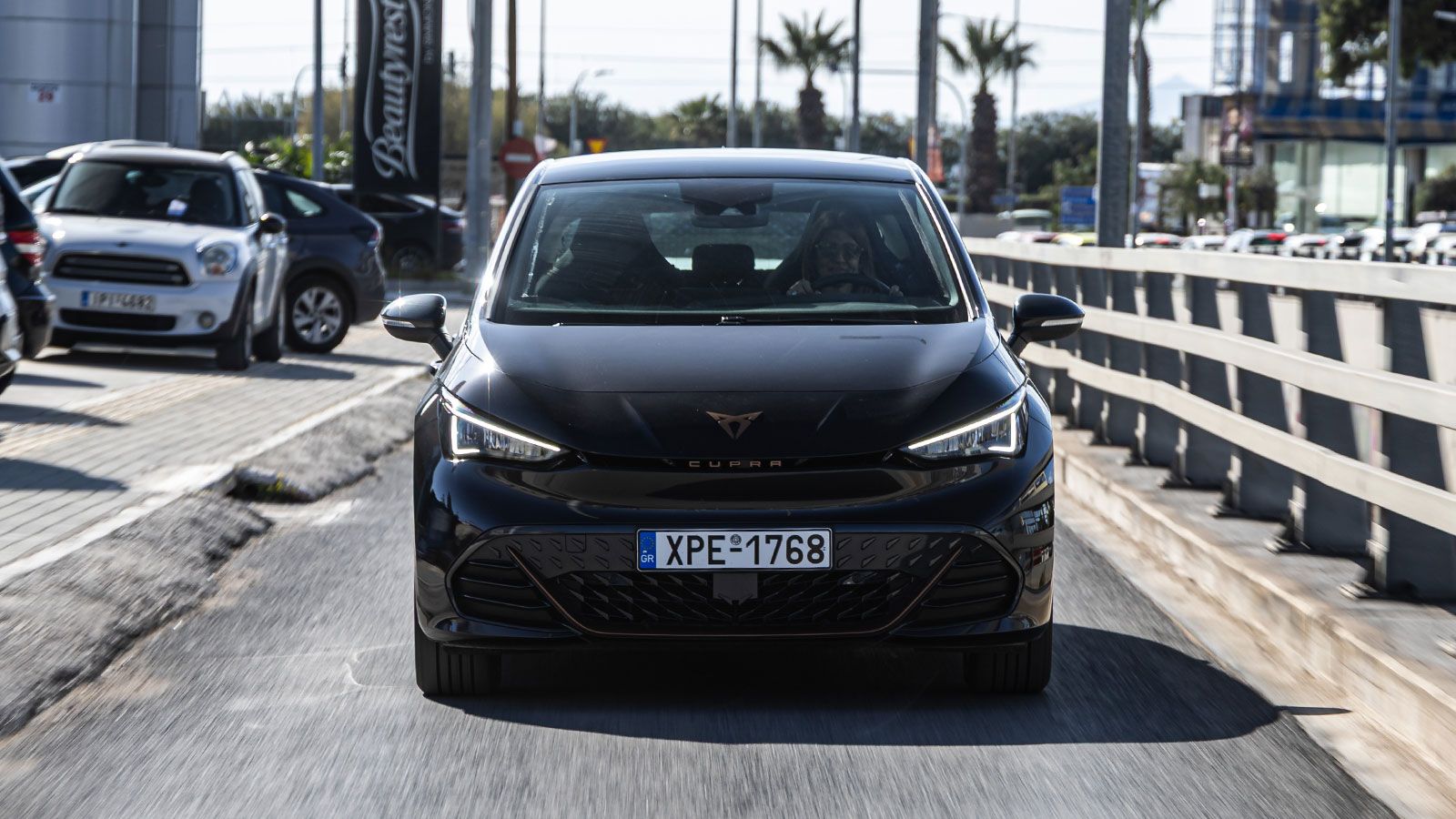 Με κατανάλωση περίπου 15 kWh/100 χλμ., το CUPRA Born προσφέρει σχεδόν 400 χλμ. αυτονομίας σε αστικές συνθήκες κίνησης.