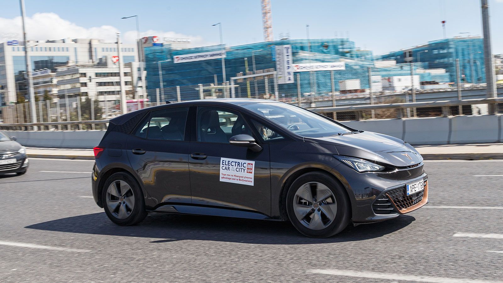 Ο fun to drive χαρακτήρας του CUPRA Born δεν «χάνεται» ούτε σε αστικές συνθήκες. Το σύνολο σε κερδίζει με την εικόνα και τη ζωντάνια του ακόμα και στη