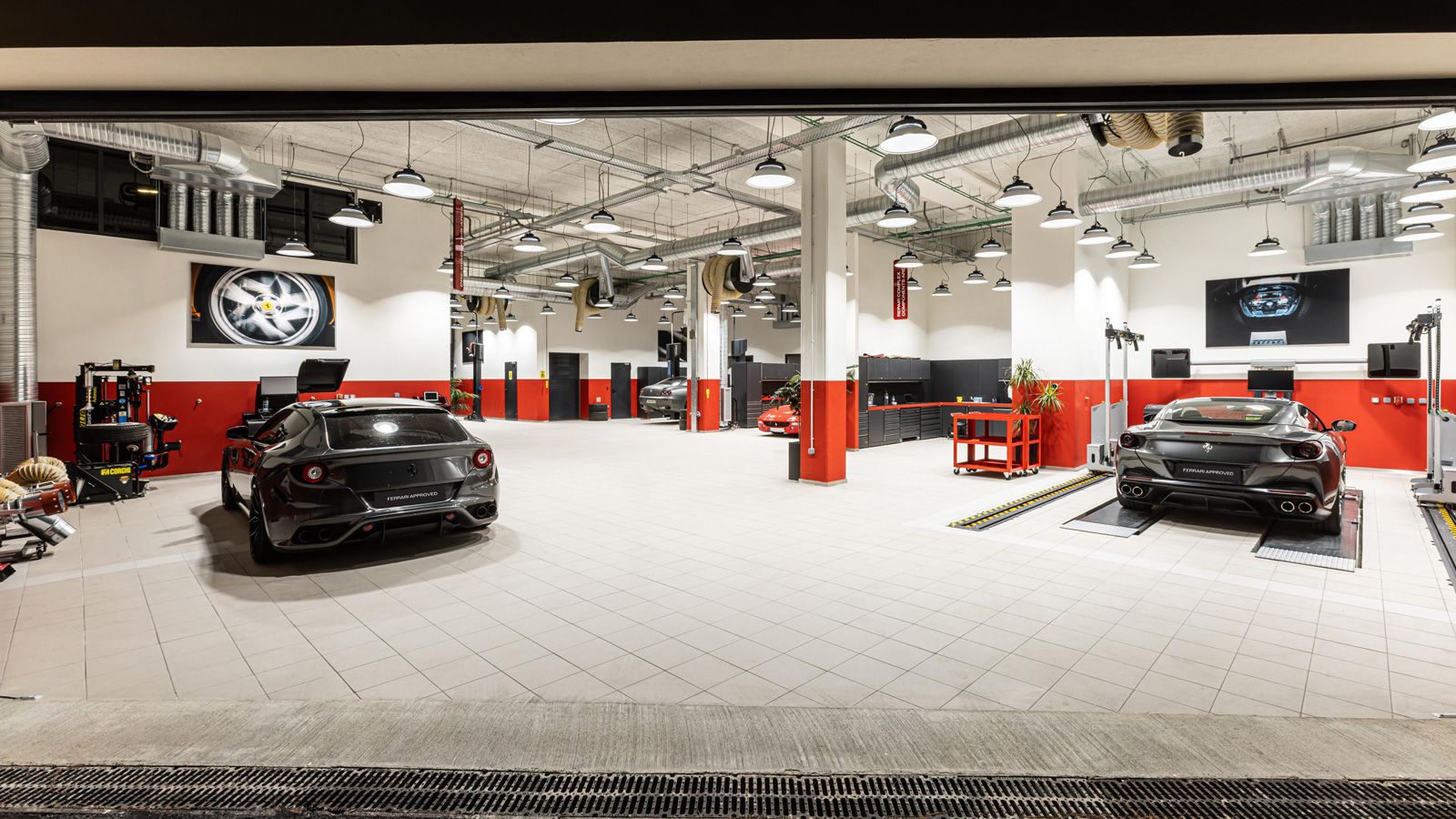 Το εξειδικευμένο state-of-the-art service center θυμίζει… χειρουργείο.