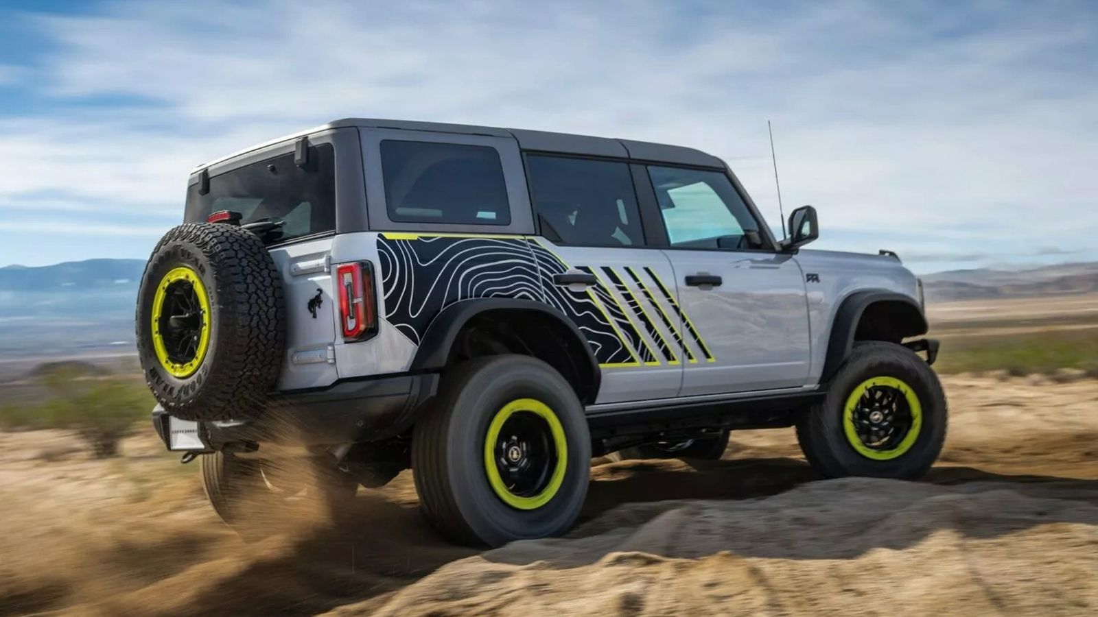 Εξωτερικά, το νέο Ford Bronco RTR για να ξεχωρίζει από τις υπόλοιπες εκδόσεις διαθέτει μια σειρά από διαφορετικά χαρακτηριστικά. 