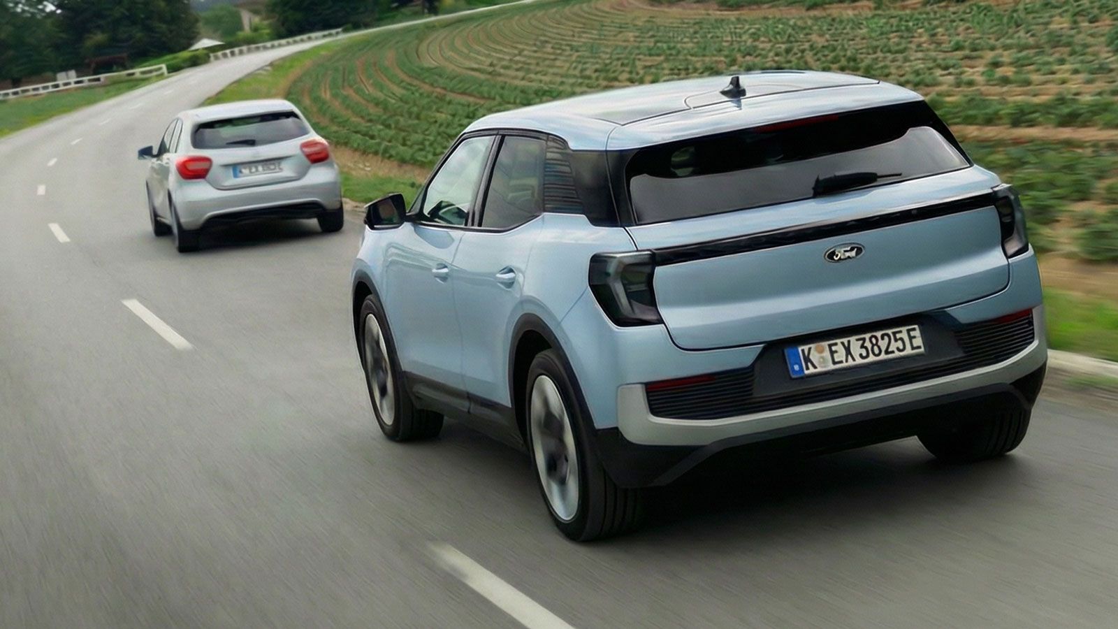 Συστήματα όπως το Change Lane Assist και το AEB προσφέρουν ενεργή υποστήριξη σε προσπεράσεις και φρενάρισμα όταν χρειαστεί.
