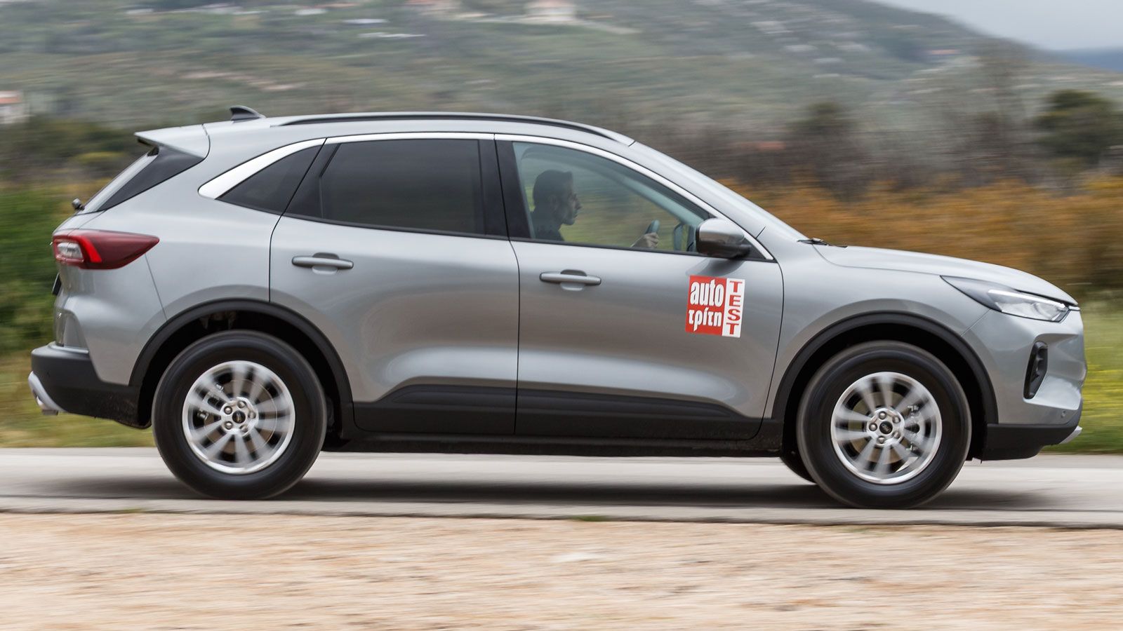 Η πολύ χαμηλή κατανάλωση του υβριδικού Ford Kuga των 180 ίππων σε συνδυασμό με το τεράστιο ρεζερβουάρ (54 λτ.) εξασφαλίζει αυτονομία που πλησιάζει 4ψή