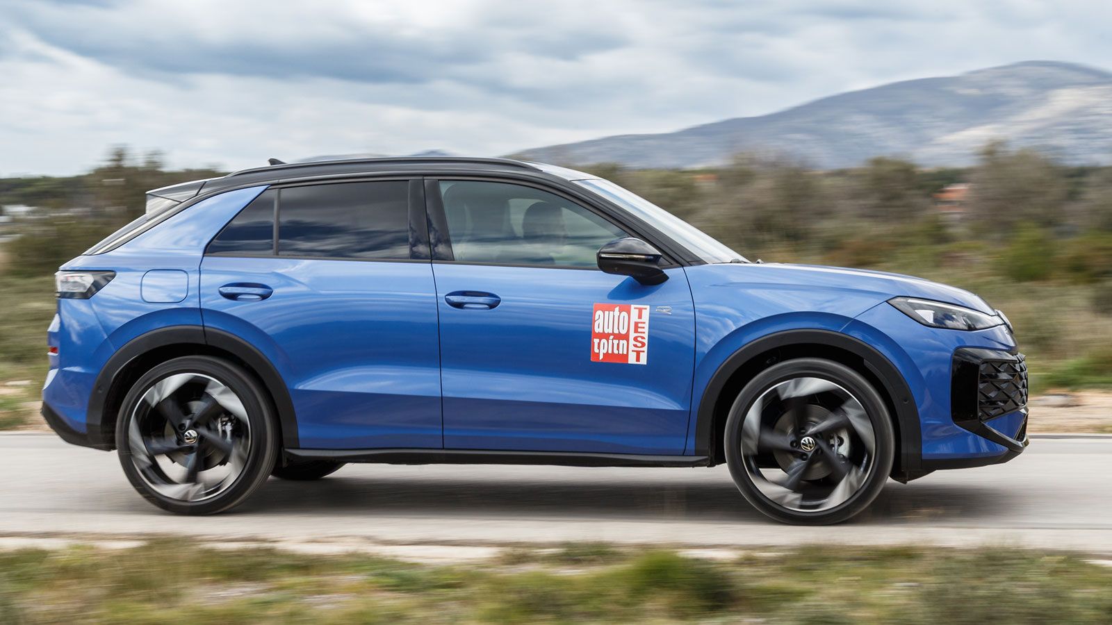 Στο ταξίδι το Volkswagen T-Roc αξιοποιεί την τεχνολογία λειτουργίας δύο κυλίνδρων ACT plus (όταν το επιτρέπουν οι συνθήκες), που σε συνδυασμό με την ε