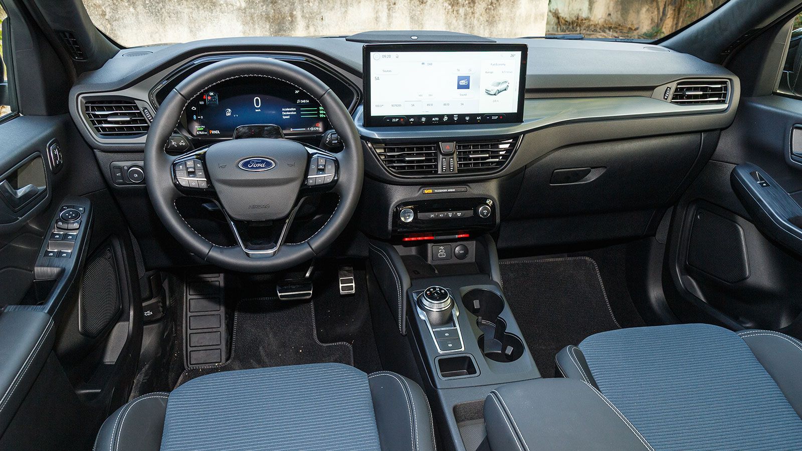 Η καμπίνα του ανανεωμένου Ford Kuga αποπνέει ποιοτική εικόνα, χάρη στα μαλακά πλαστικά και τις προσεγμένες επενδύσεις, ενώ ο σύγχρονος ψηφιακός διάκοσ