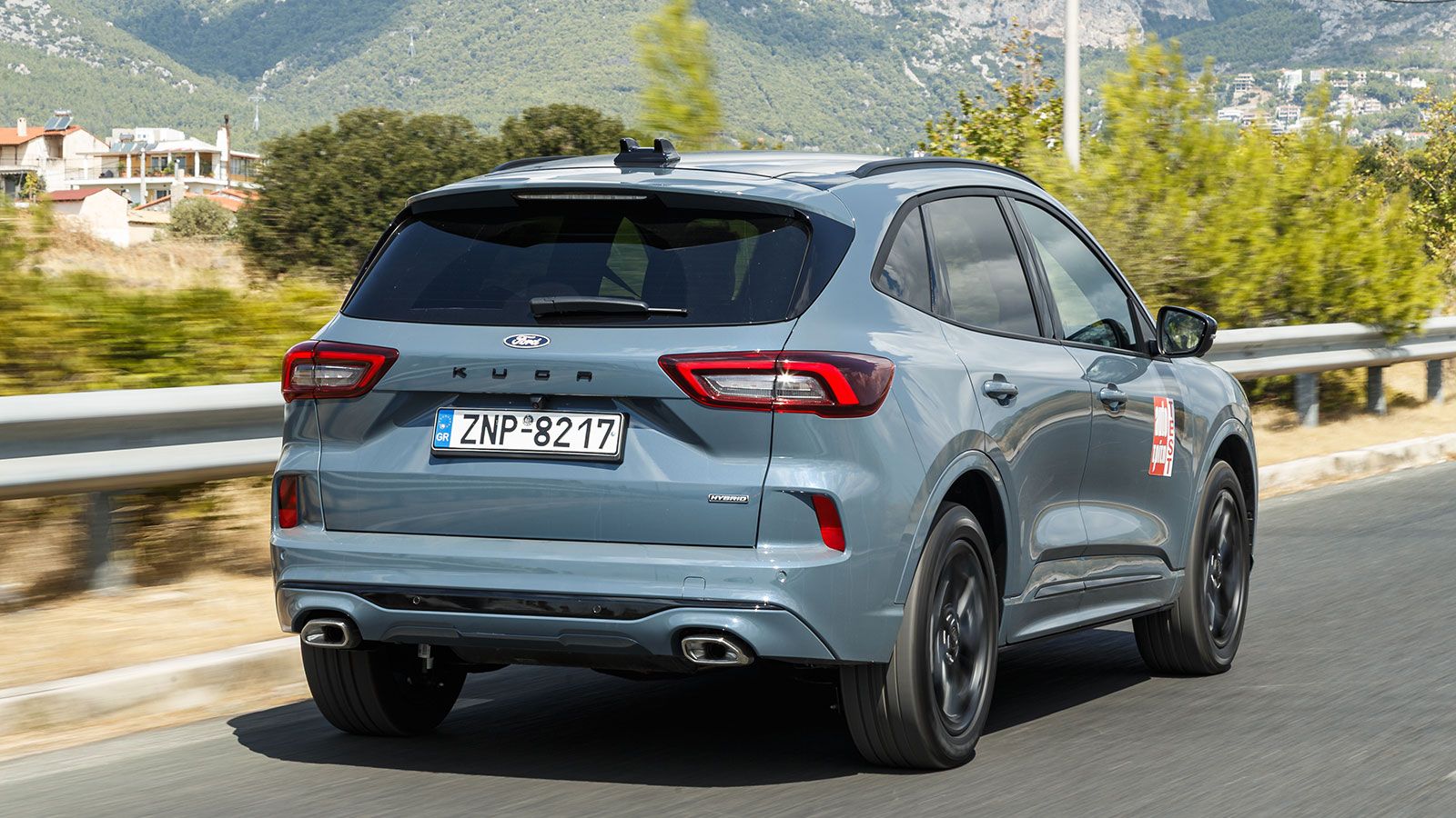 Σημαντικό πλεονέκτημα του ανανεωμένου FHEV Kuga αποτελεί η άνεση, με την πίσω ανάρτηση πολλαπλών συνδέσμων να απορροφά αποτελεσματικά τις ανωμαλίες το