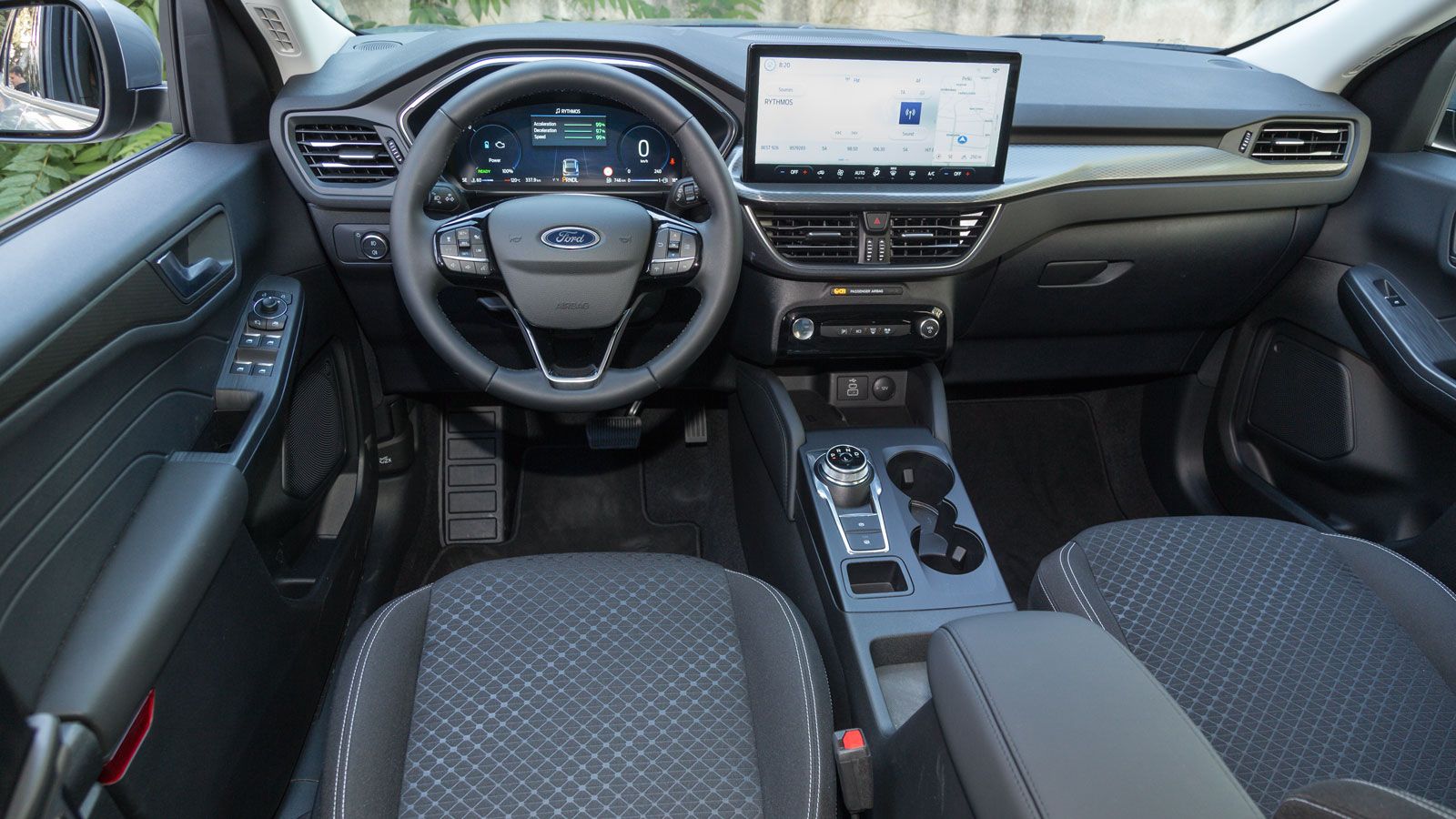 Η καμπίνα του αυτοφορτιζόμενου υβριδικού Ford Kuga διακρίνεται για τον οικογενειακό και πρακτικό χαρακτήρα της, με το διάκοσμο να είναι αρκετά σύγχρον