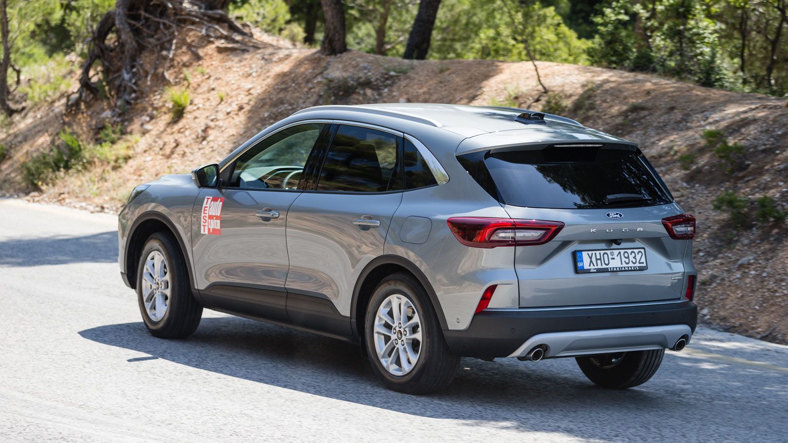 Το γνώριμο τιμόνι της Ford, με την πλούσια πληροφόρηση και τη στιβαρή αίσθηση μεταφέρει με ακρίβεια και αμεσότητα κάθε εντολή του οδηγού του Ford Kuga