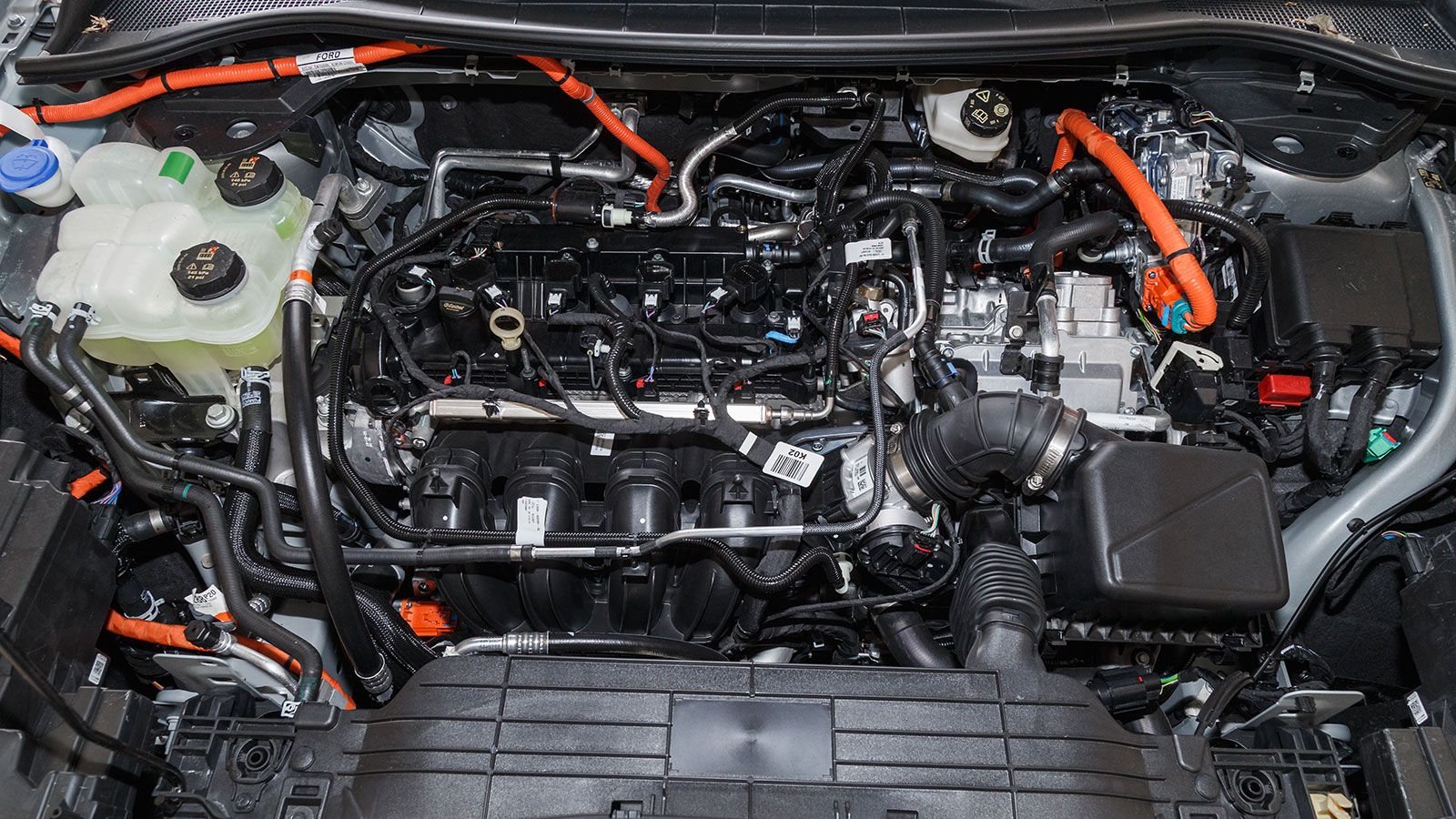 Το υβριδικό σύστημα του Ford Kuga συνδυάζει με τον καλύτερο τρόπο τις δυναμικές επιδόσεις, με τη χαμηλή κατανάλωση βενζίνης.