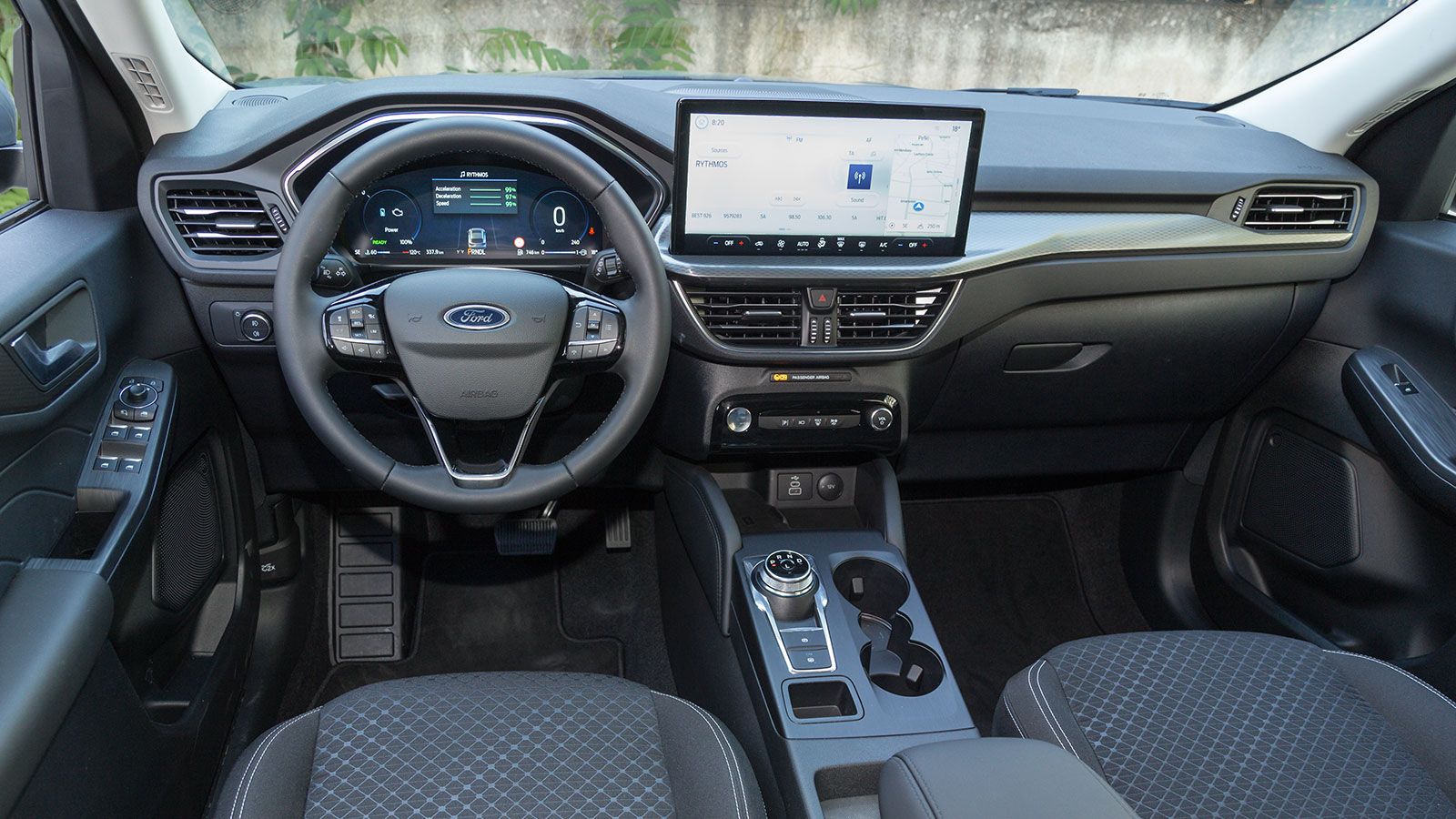 Το εσωτερικό του Ford Kuga διακρίνεται για την καλή ποιότητα κατασκευής του, τους μεγάλους του χώρους και την πρακτικότητά του. Ο εξοπλισμός είναι πλή