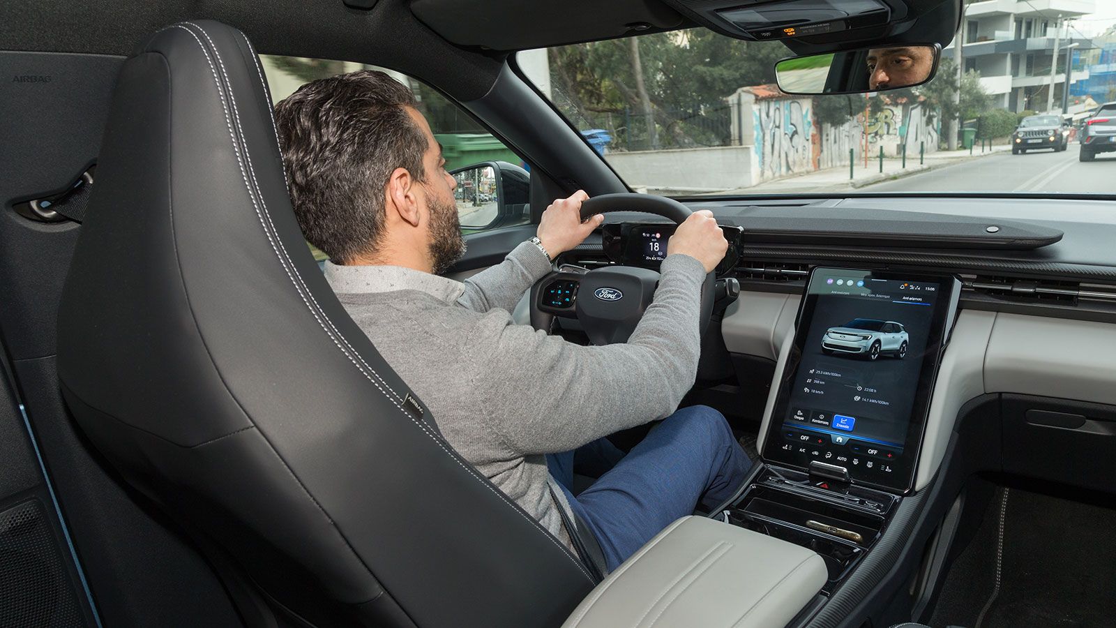 Το Ford Explorer των 286 ίππων συνδυάζει μεγάλη μπαταρία 79 kWh με χαμηλή κατανάλωση και αποκτά έτσι πραγματική αυτονομία που ξεπερνά τα 600 χλμ. στην