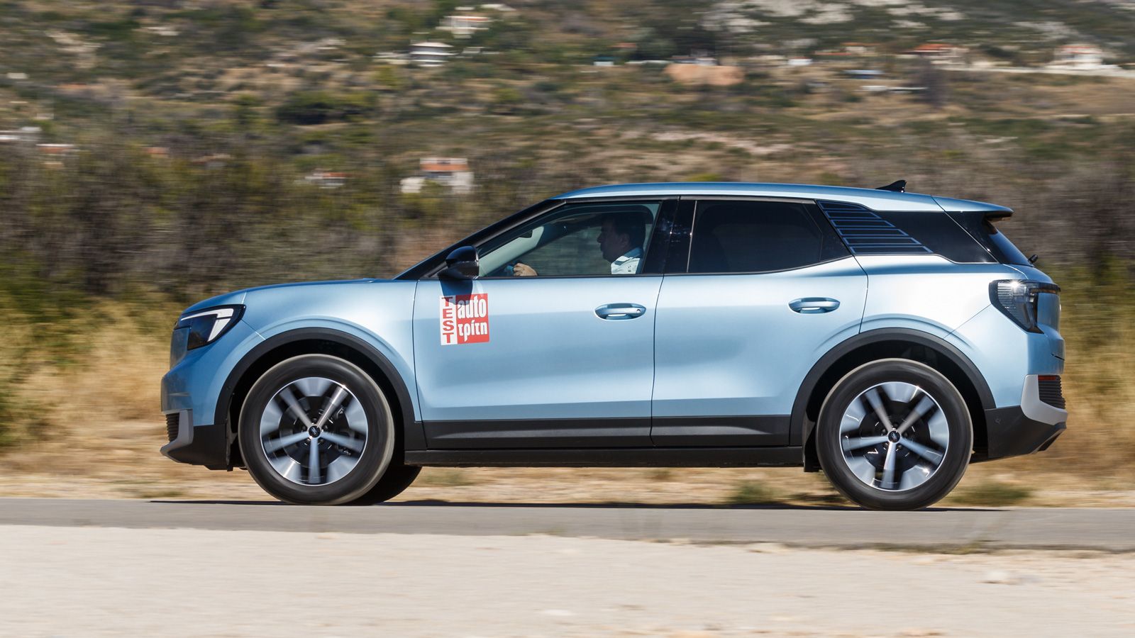 Με τη μπαταρία των 77 kWh, το Ford Explorer χρειάζεται περίπου μιάμιση φόρτιση τον μήνα για 1.000 χλμ. χρήσης. 