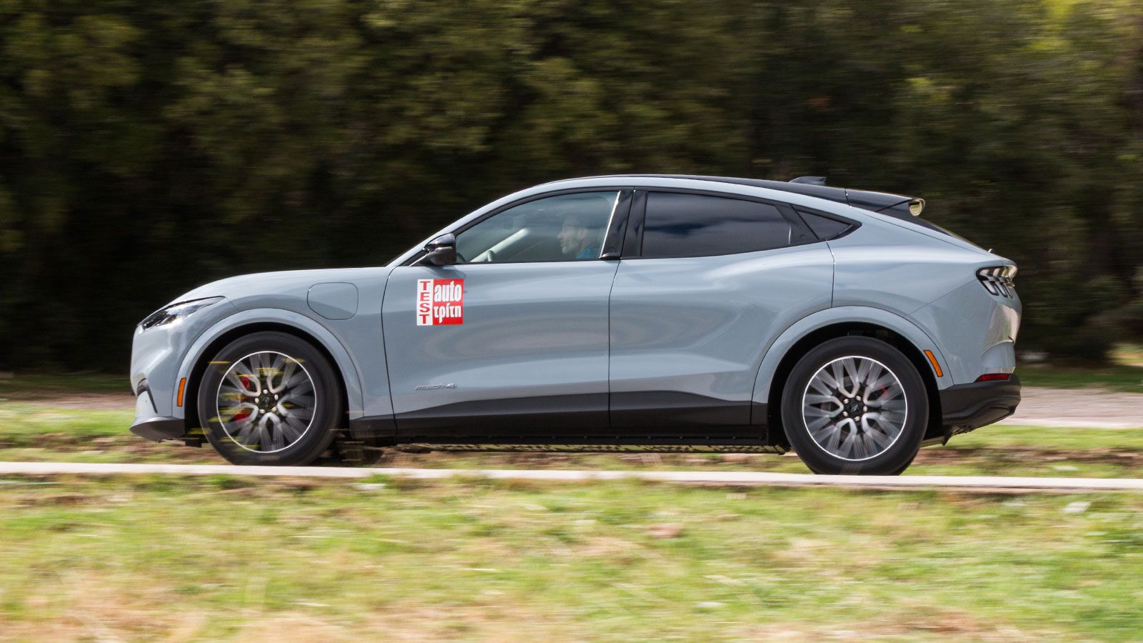 Η Mustang Mach-E με ισχύ έως 375 ίππους χρειάζεται μόλις 2 φορτίσεις τον μήνα συνδυάζοντας έτσι την απόδοση με την αποδοτικότητα του ηλεκτρικού της συ