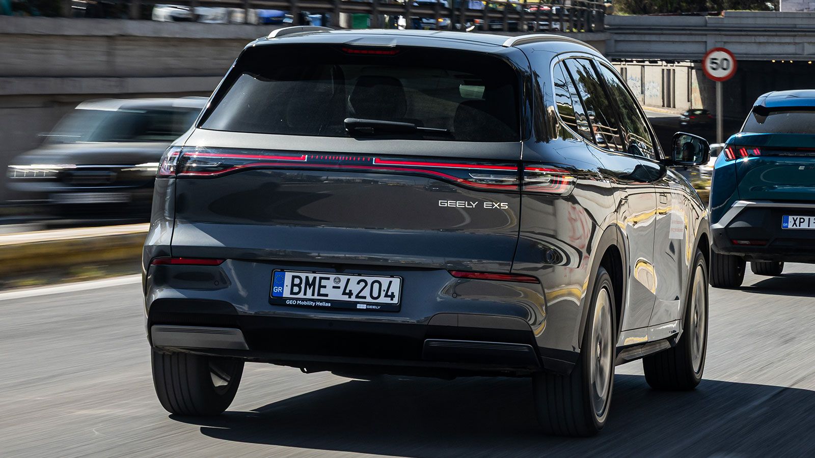 H ανάρτηση του Geely EX5 εντυπωσίασε με τον τρόπο που διαχειρίστηκε το ανάγλυφο, καθώς τόσο οι αναταράξεις όσο και ο θόρυβος δεν περνούσαν μέσα στην κ
