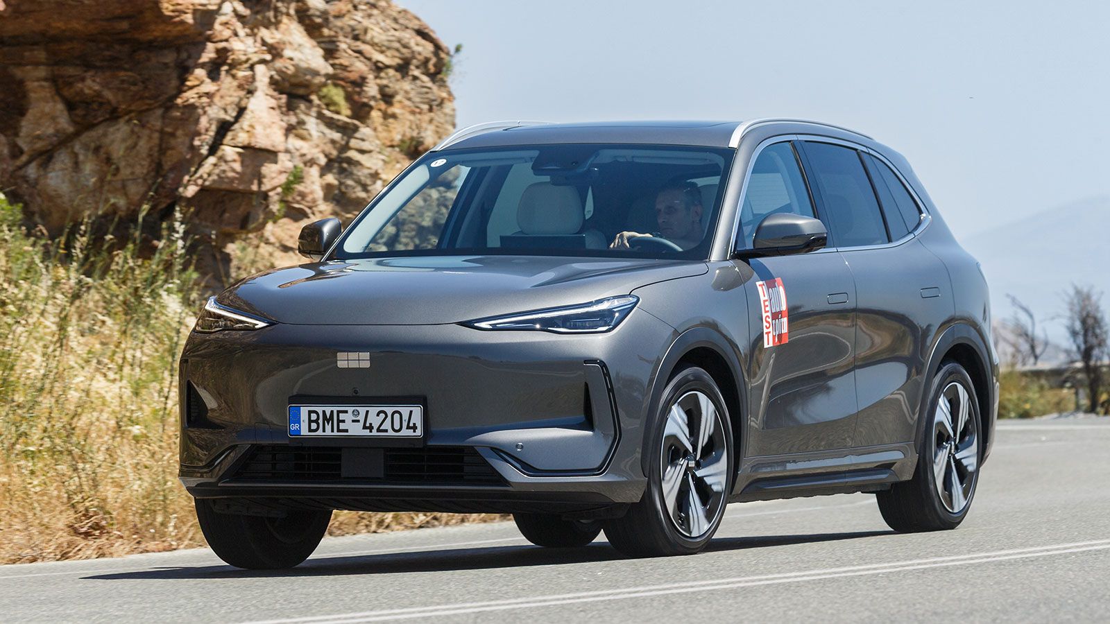 Το Geely EX5 είναι το πιο προσιτό ηλεκτρικό SUV της αγοράς στην μεσαία κατηγορία. Είναι premium σε εικόνα και εξοπλισμό και κοστίζει από 26.990 ευρώ.
