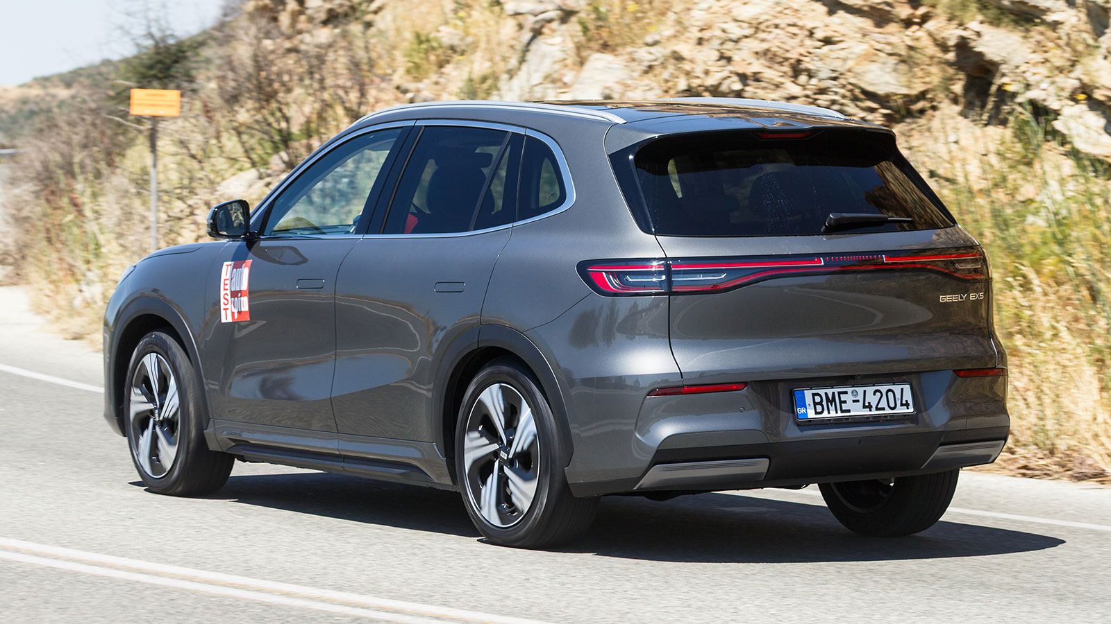 Το Geely EX5 συνδυάζει τις επιδόσεις με την οικονομία και αποτελεί ένα από τα πιο ολοκληρωμένα ηλεκτρικά SUV της κατηγορίας του. 