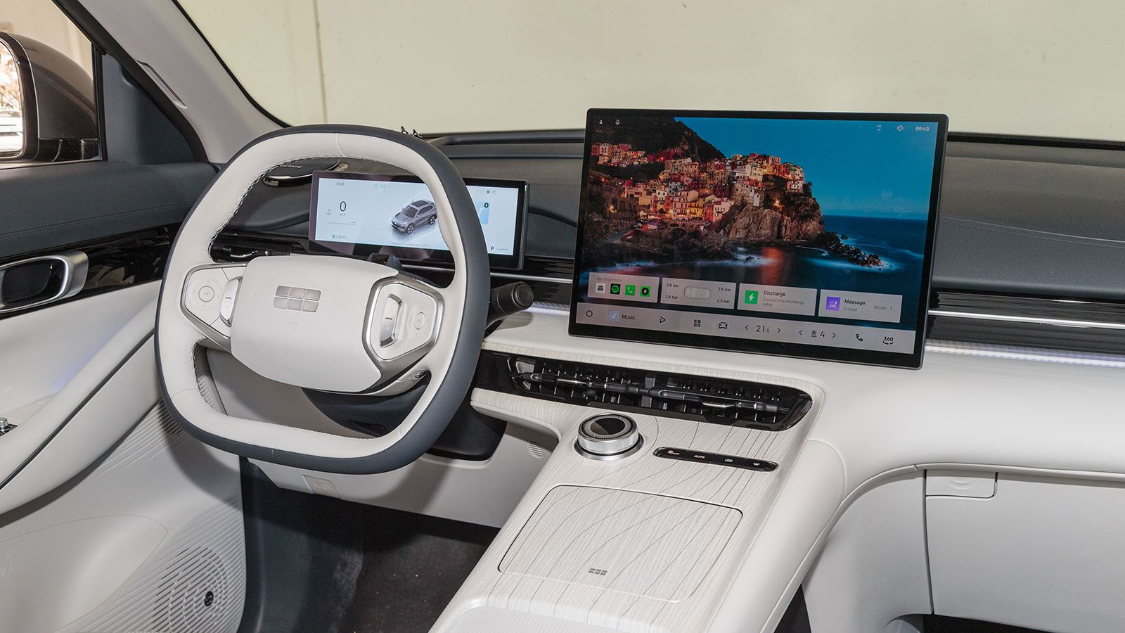 Το εσωτερικό του Geely EX5 είναι μίνιμαλ αισθητικής αλλά σύγχρονο και πλήρες από εξοπλισμό. Η οθόνη αφής των 15,6 ιντσών και o πίνακας των 10,2 ιντσών