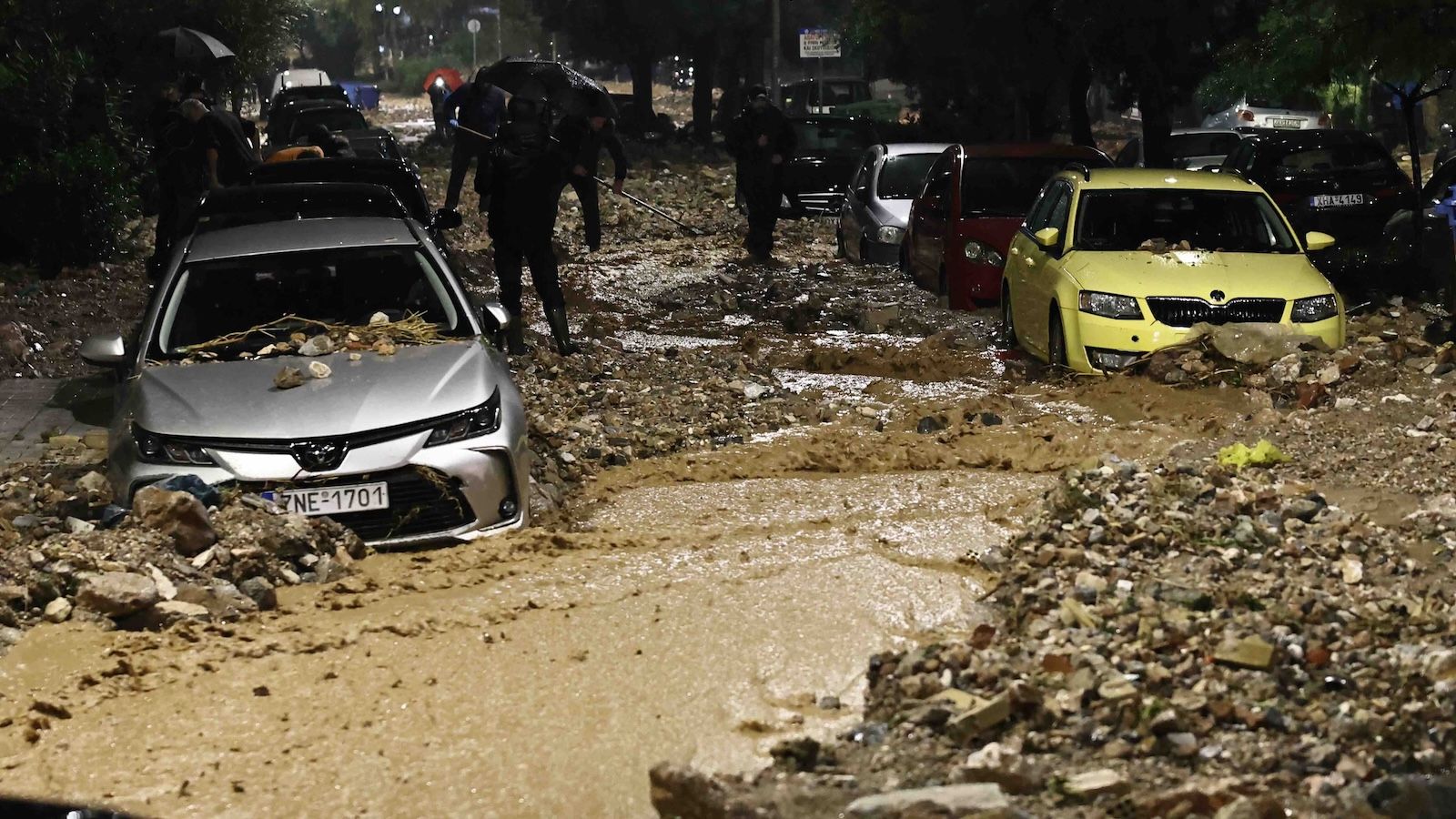 Κακοκαιρία στην Αττική: Δρόμοι-ποτάμια, αυτοκίνητα «θάφτηκαν» στη λάσπη -Μια νεκρή στη Γλυφάδα