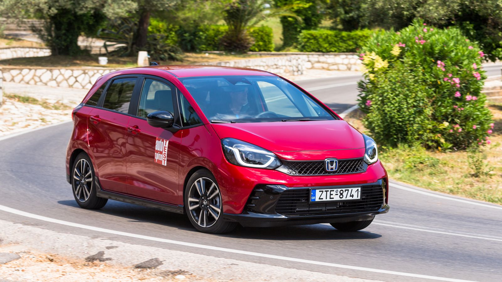 Tο Honda Jazz καίει μόλις 4,4 λτ./100 χλμ. στην πόλη και έχει κορυφαία αξιολόγηση από το Test Center μας.