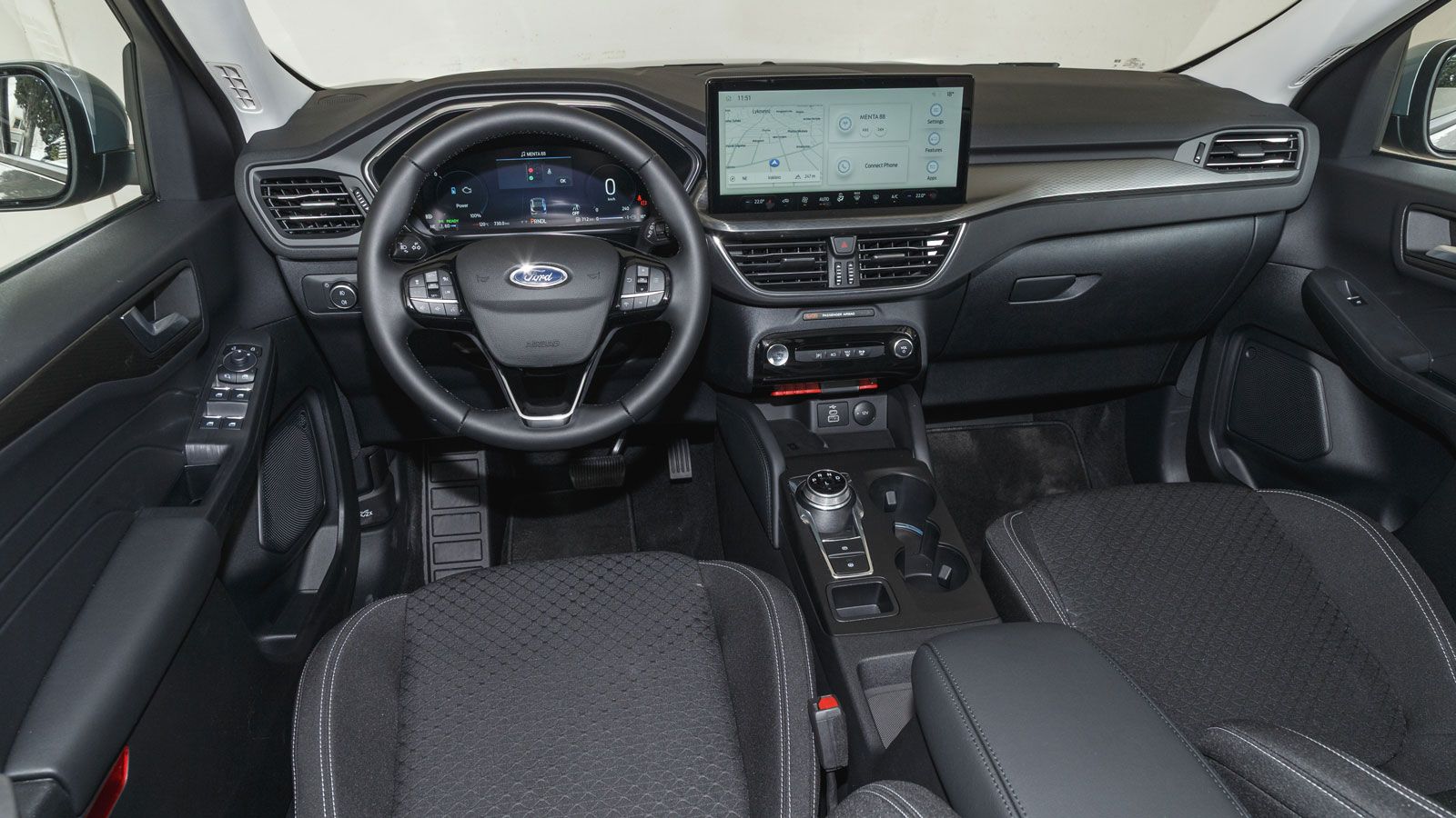 Πρακτική και σύγχρονη είναι η καμπίνα του Ford Kuga, όπου δεσπόζει η οθόνη αφής των 13,2 ιντσών με ενσωματωμένο λειτουργικό σύστημα SYNC 4.