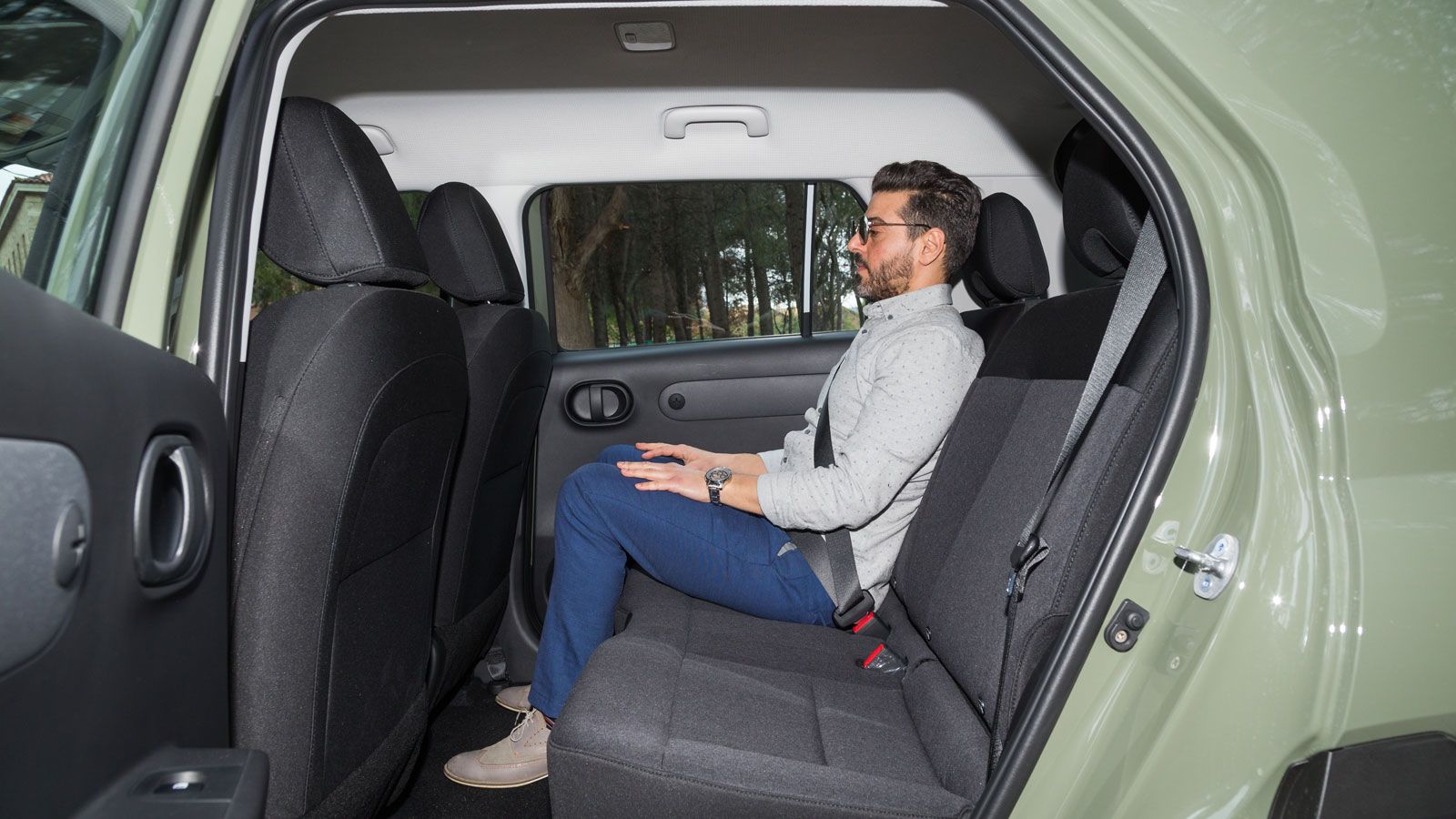 Στο 4-θέσιας λογικής Hyundai Inster οι πίσω επιβάτες έχουν περισσότερο χώρο για τα πόδια και το κεφάλι τους.