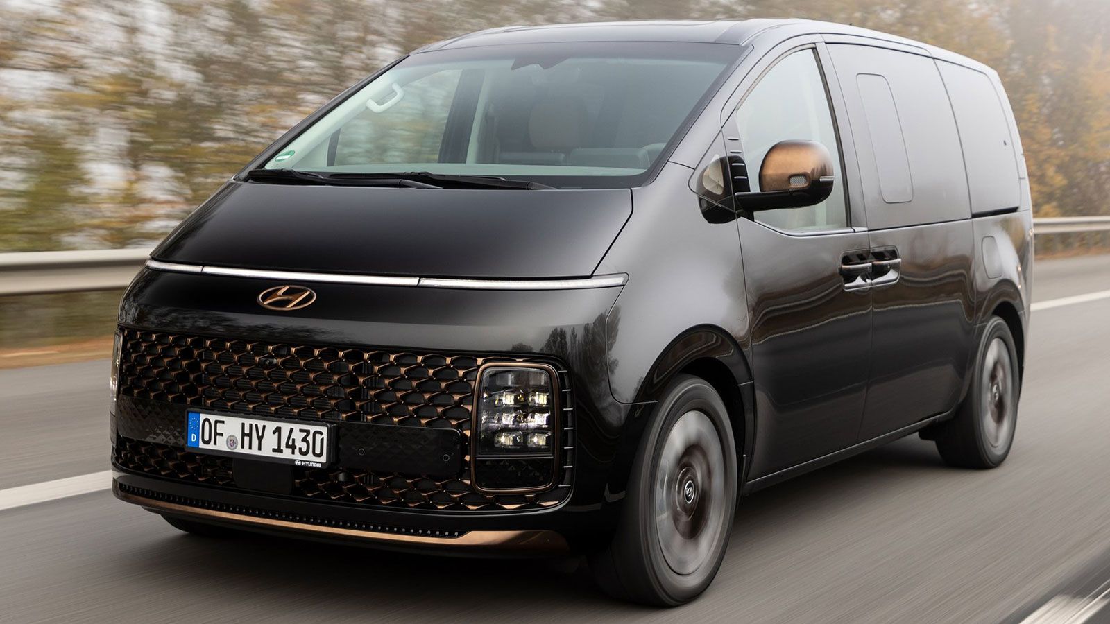 Το Hyundai Staria Hybrid είναι διαθέσιμο ως 7θέσιο ή 9θέσιο, χρησιμοποιεί το υβριδικό σύστημα του Tucson με απόδοση 225 ίππων και δίνει έμφαση στους χ