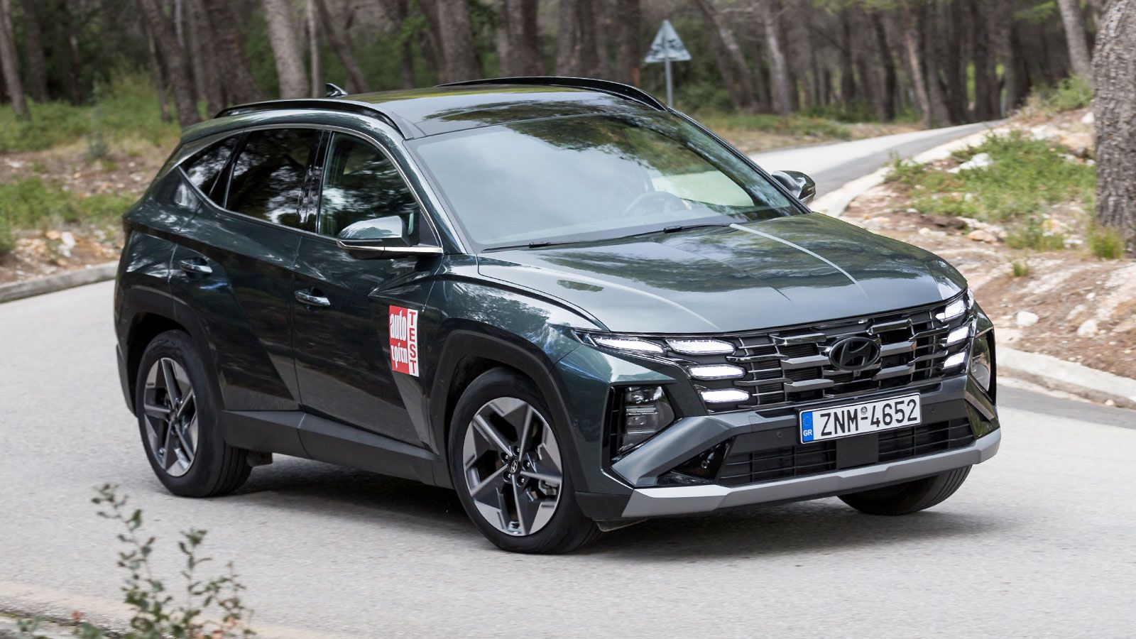 Το Hyundai Tucson Hybrid είναι διαθέσιμο με 215 ή 240 ίππους, χρησιμοποιεί turbo κινητήρα 1,6 λτ. και προσφέρεται σε δικίνητες και τετρακίνητες εκδόσε