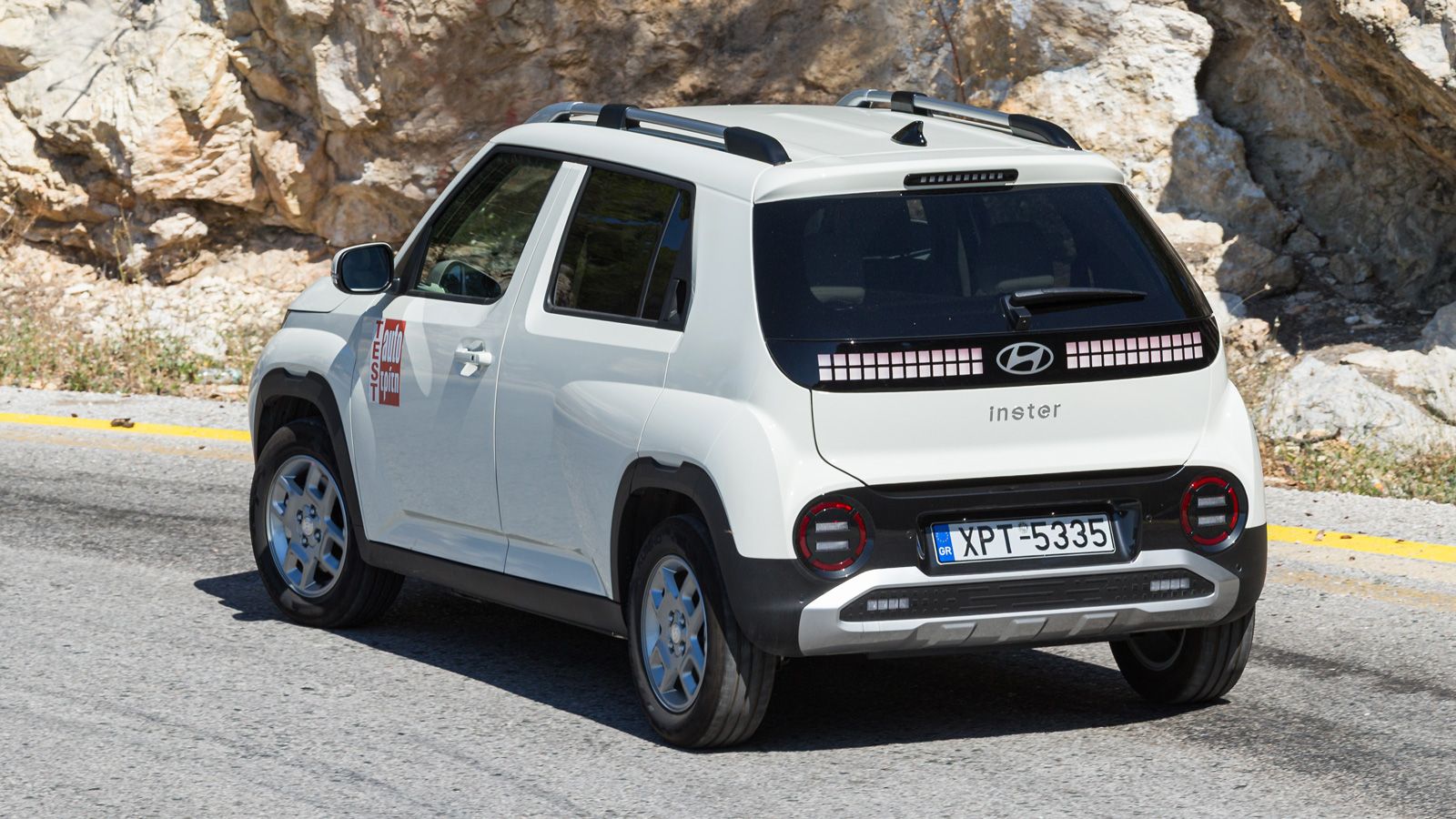Οι 115 ίπποι αποδεικνύονται αρκετοί για το Hyundai Inster, καθώς το μικρό ηλεκτρικό και θα επιταχύνει σβέλτα (0-100 σε 9,3 δλ. και 30-80 σε 4,4 δλ.), 
