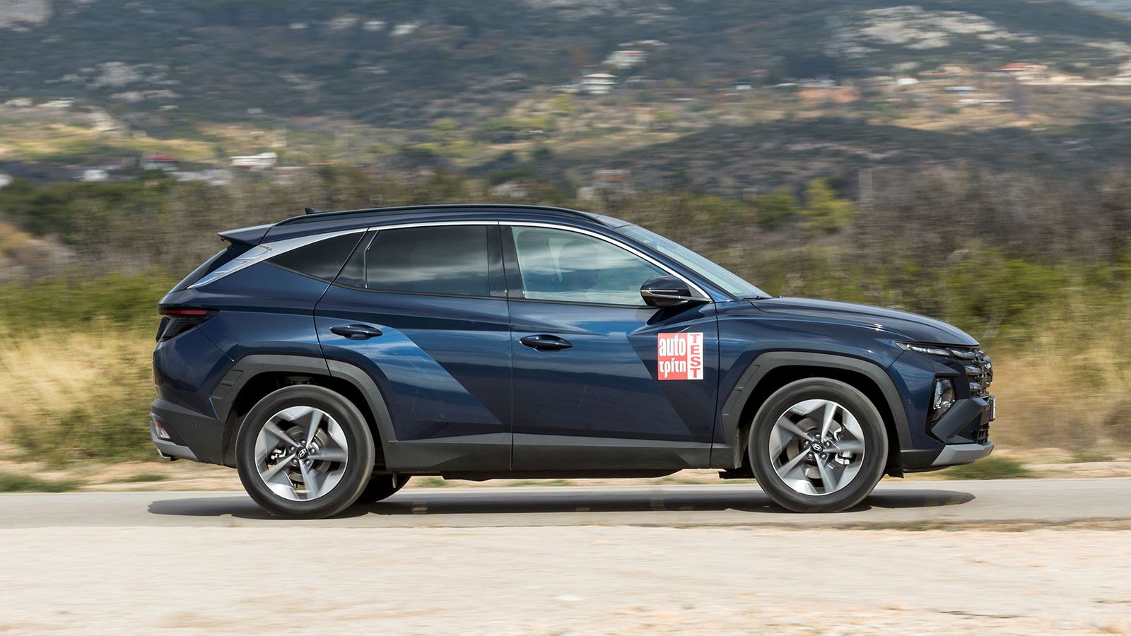 Το υβριδικό Hyundai Tucson είναι σημαντικά πιο σβέλτο από την diesel έκδοση αποδίδοντας 100 ίππους περισσότερους (239 έναντι 136 του diesel), με το di