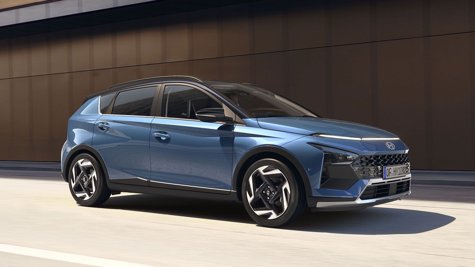 Το Hyundai Bayon δίνει μεγαλύτερη έμφαση στην πρακτικότητα, συνδυάζοντας crossover αισθητική με πιο ψηλή θέση οδήγησης και αυξημένη απόσταση από το έδ