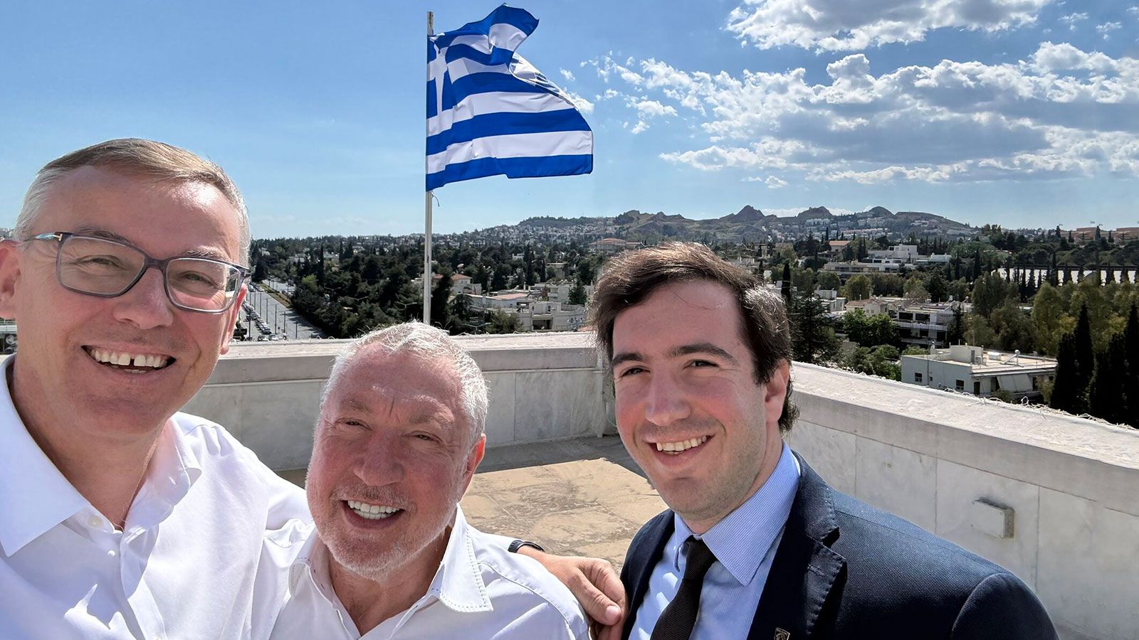 Η σχέση του Alain Favey με τον όμιλο Συγγελίδη είναι ιδιαίτερα ζεστή, κρατάει εδώ και 30 χρόνια όταν ήταν ακόμη στην Citroen.