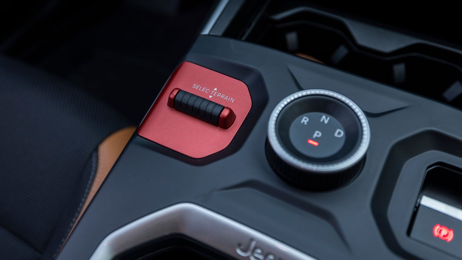 Στα κλασικά modes οδήγησης του Jeep Compass (Sport, Auto, Snow, Sand/Mud) η έκδοση 4xe προσθέτει την επιλογή 4WD Lock με την οποία «κλειδώνεις» την τε