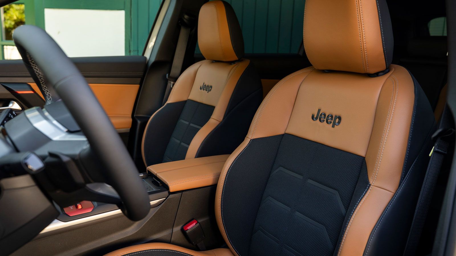 Η ιδιαίτερη off-road φύση του Jeep Compass 4xe φέρνει στο εσωτερικό καθίσματα με πιο ανθεκτικές επενδύσεις.