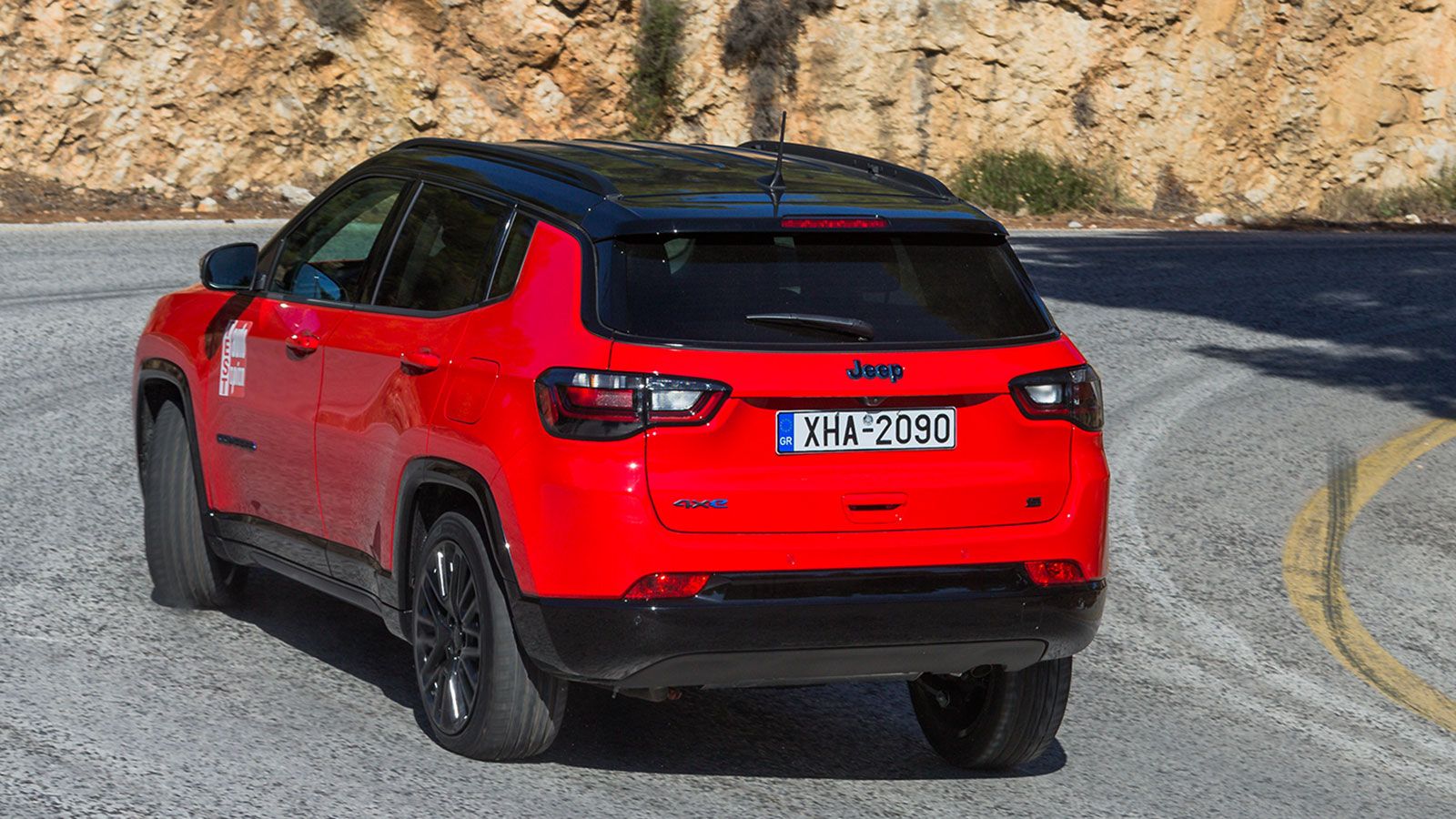 To Jeep Compass με χρήση και των δύο πηγών ενέργειας, έχει μέση κατανάλωση στα 6,0 λίτρα/100 χλμ. και 3,8 στην πόλη.